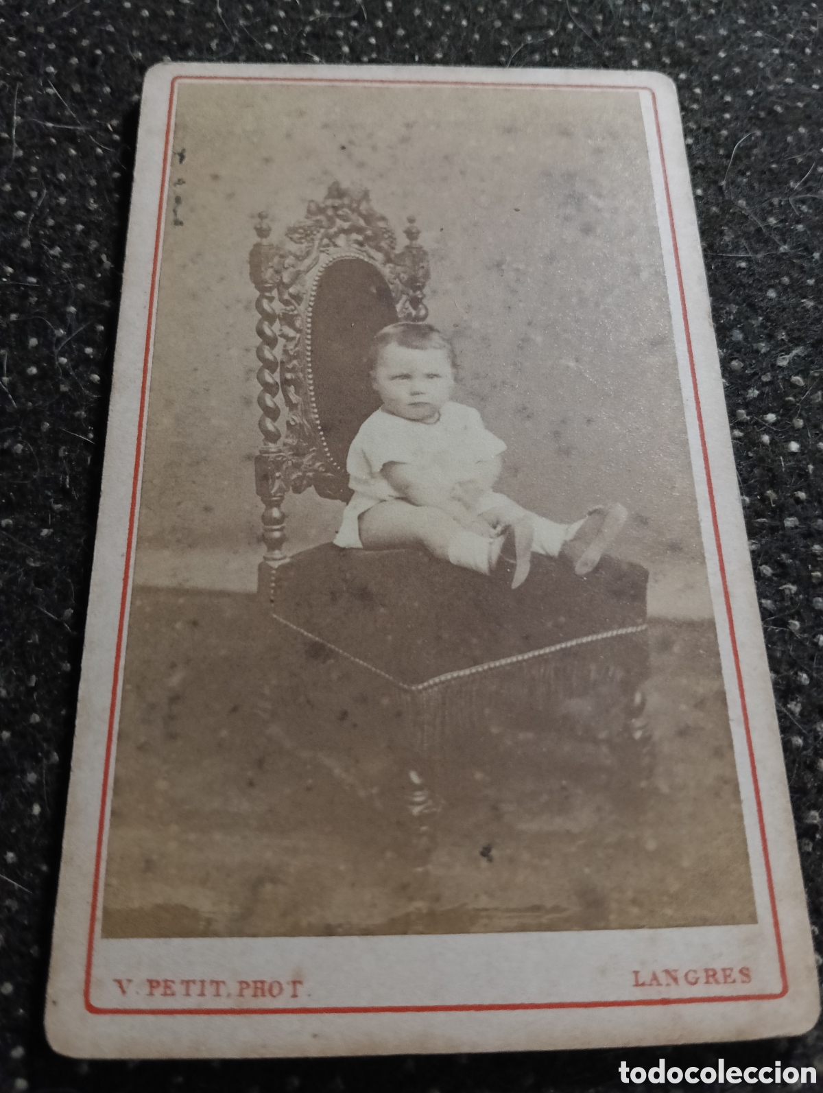 Fotograf&iacute;a antigua: 1865-1910 Fotograf&iacute;a Victoriana en cart&oacute;n de un ni&ntilde;o o una ni&ntilde;a mide 11 x 6,5 aprox.