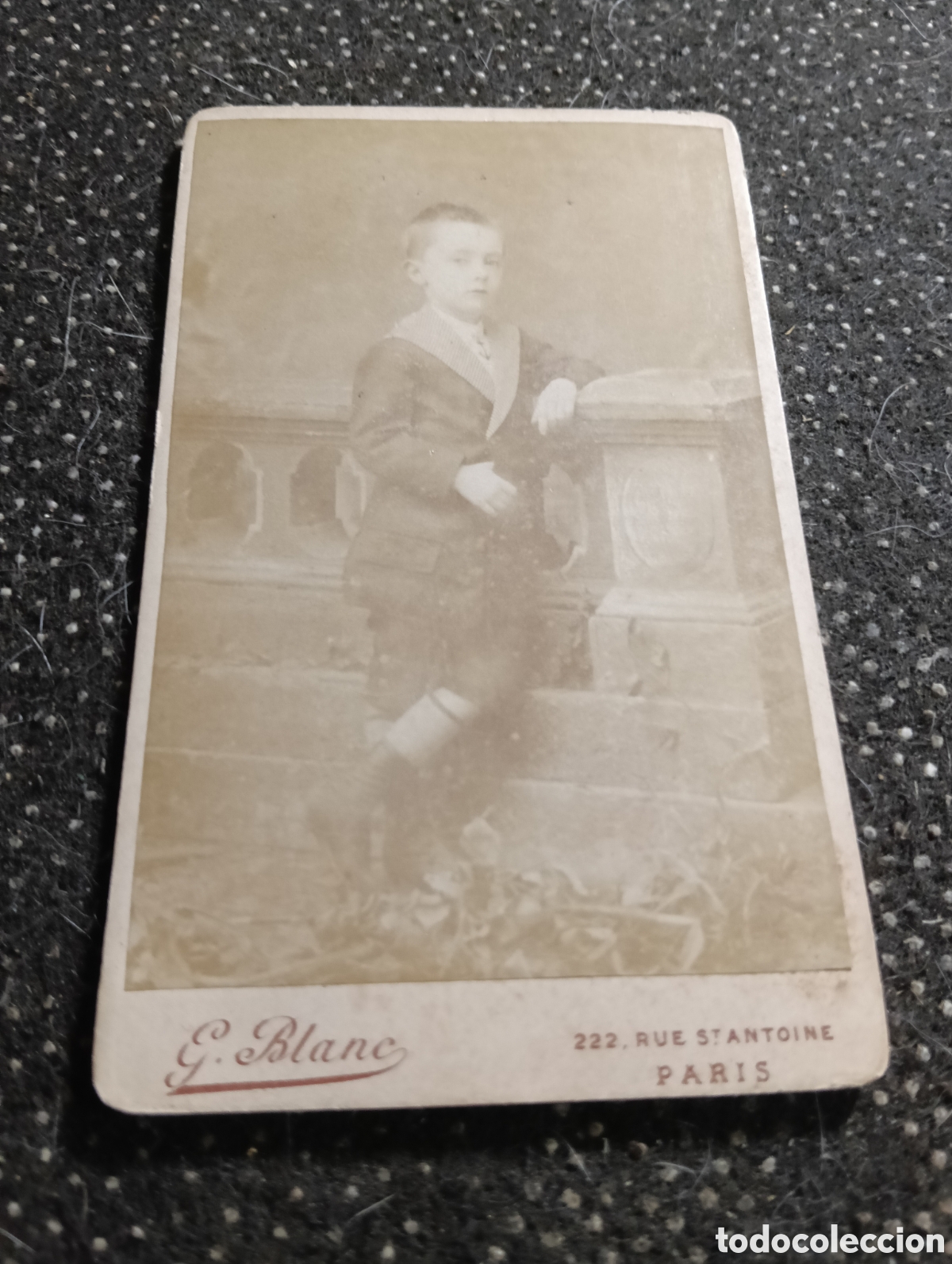 Fotograf&iacute;a antigua: 1865-1910 Fotograf&iacute;a Victoriana en cart&oacute;n de un ni&ntilde;o o una ni&ntilde;a mide 11 x 6,5 aprox.