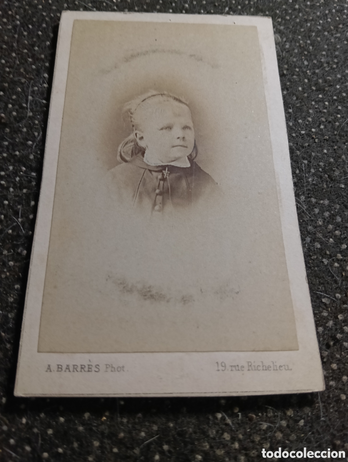 Fotograf&iacute;a antigua: 1865-1910 Fotograf&iacute;a Victoriana en cart&oacute;n de un ni&ntilde;o o una ni&ntilde;a mide 11 x 6,5 aprox.