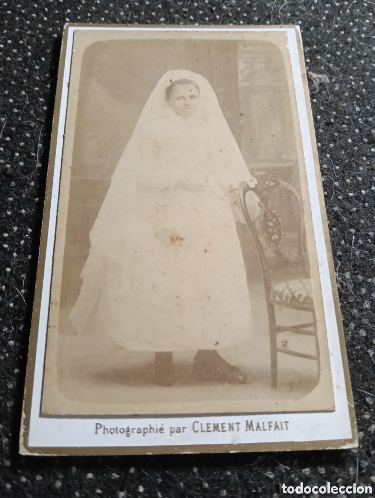 Fotograf&iacute;a antigua: 1865-1910 Fotograf&iacute;a Victoriana en cart&oacute;n de un ni&ntilde;o o una ni&ntilde;a mide 11 x 6,5 aprox.