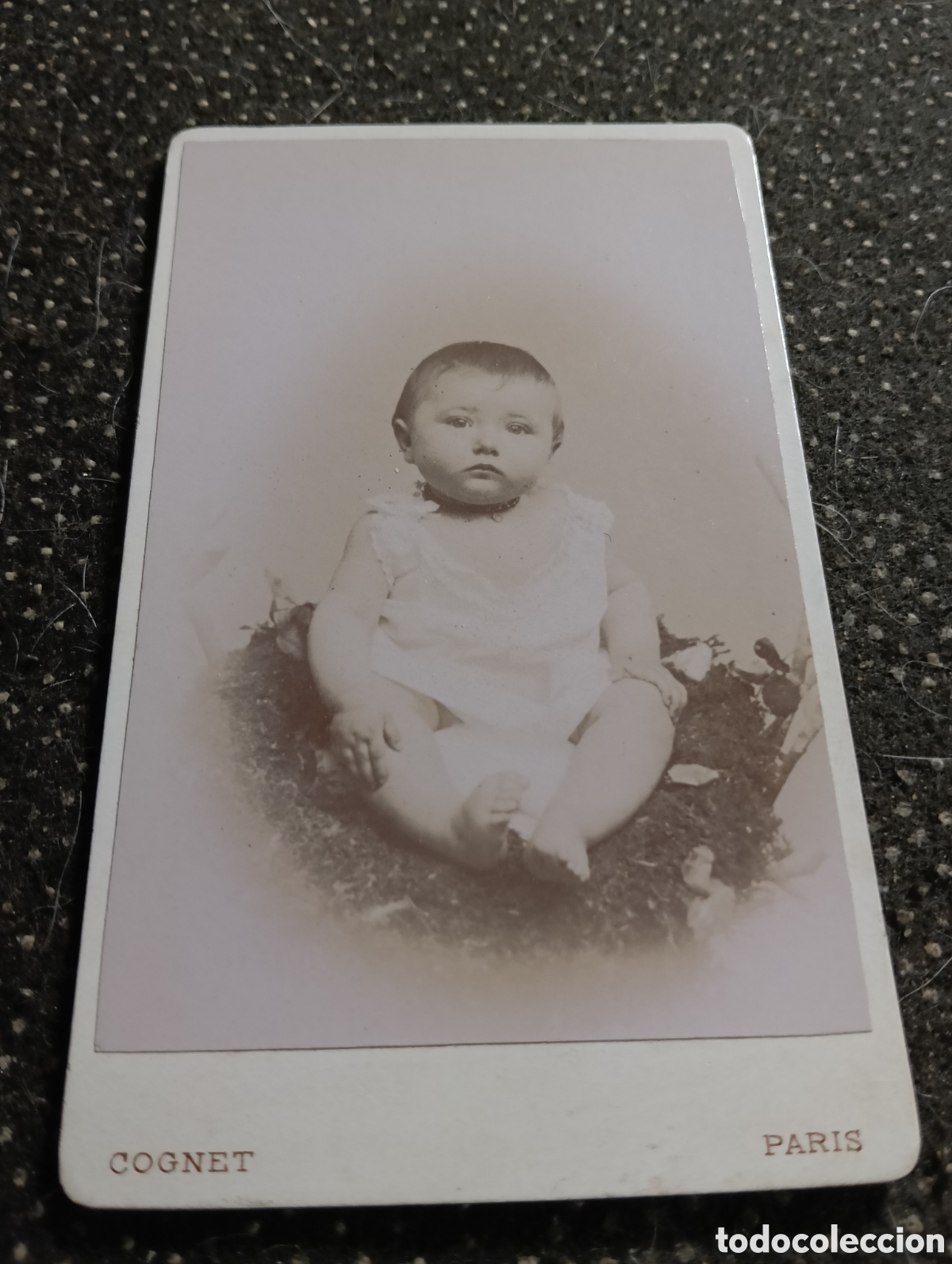 Fotograf&iacute;a antigua: 1865-1910 Fotograf&iacute;a Victoriana en cart&oacute;n de un ni&ntilde;o o una ni&ntilde;a mide 11 x 6,5 aprox.
