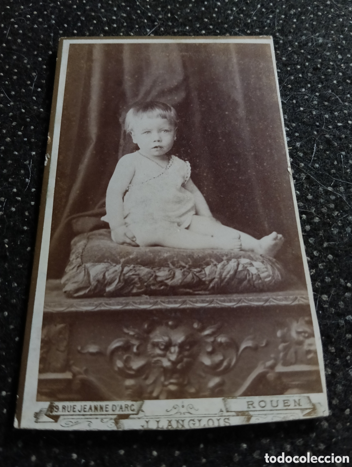 Fotograf&iacute;a antigua: 1865-1910 Fotograf&iacute;a Victoriana en cart&oacute;n de un ni&ntilde;o o una ni&ntilde;a mide 11 x 6,5 aprox.