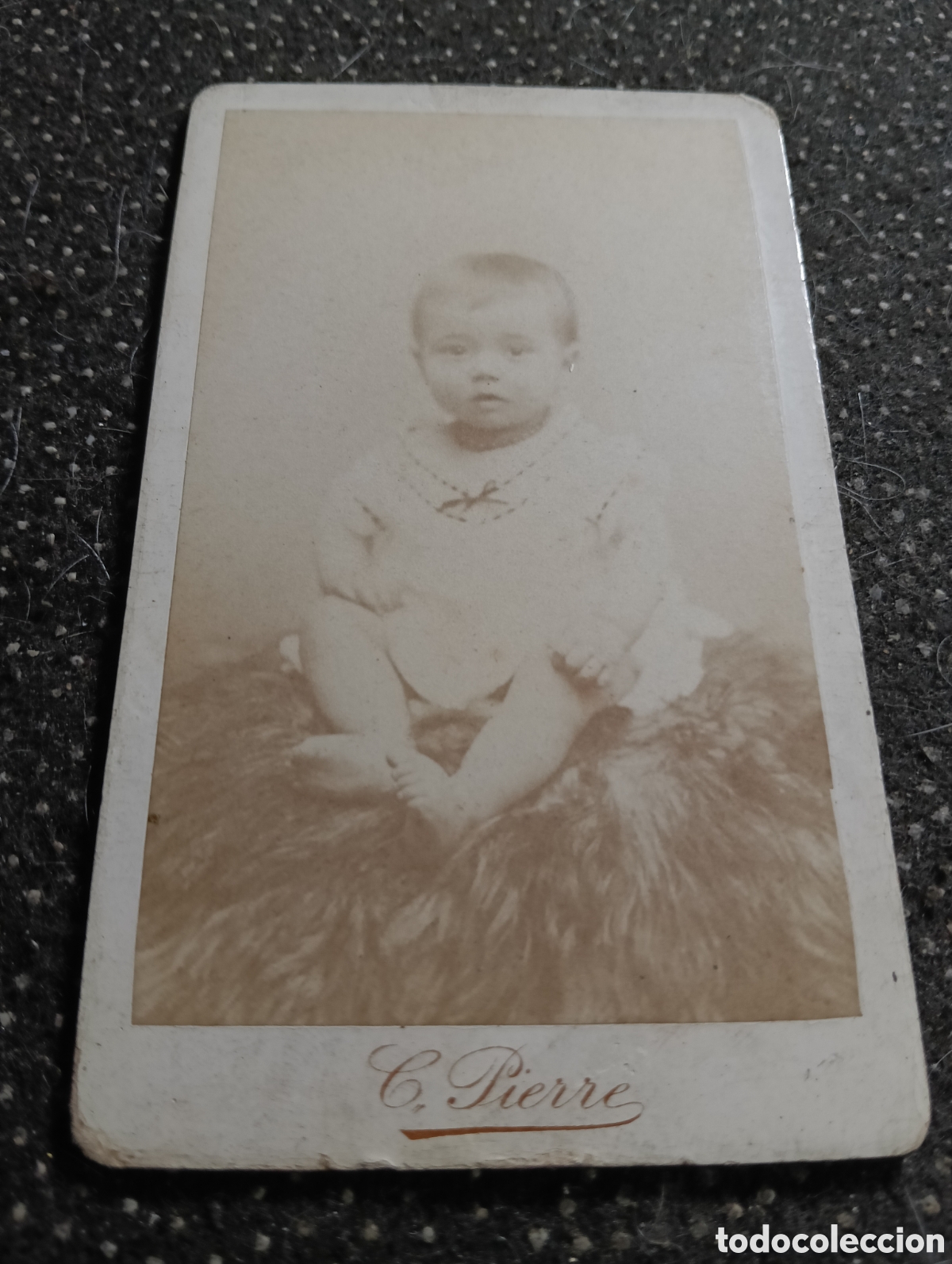 Fotograf&iacute;a antigua: 1865-1910 Fotograf&iacute;a Victoriana en cart&oacute;n de un ni&ntilde;o o una ni&ntilde;a mide 11 x 6,5 aprox.