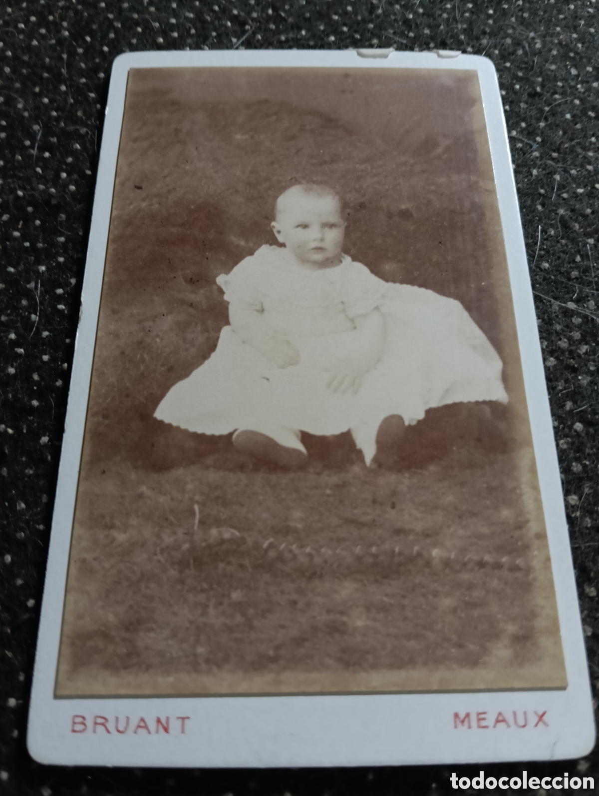 Fotograf&iacute;a antigua: 1865-1910 Fotograf&iacute;a Victoriana en cart&oacute;n de un ni&ntilde;o o una ni&ntilde;a mide 11 x 6,5 aprox.