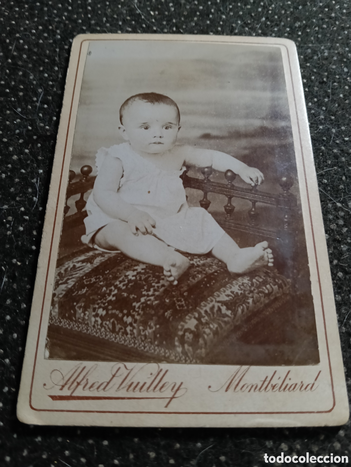 Fotograf&iacute;a antigua: 1865-1910 Fotograf&iacute;a Victoriana en cart&oacute;n de un ni&ntilde;o o una ni&ntilde;a mide 11 x 6,5 aprox.