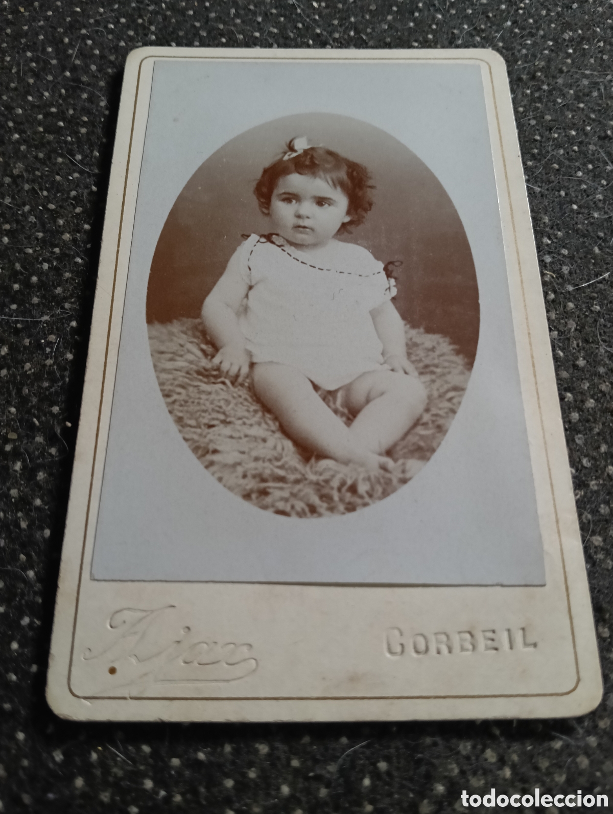 Fotograf&iacute;a antigua: 1865-1910 Fotograf&iacute;a Victoriana en cart&oacute;n de un ni&ntilde;o o una ni&ntilde;a mide 11 x 6,5 aprox.