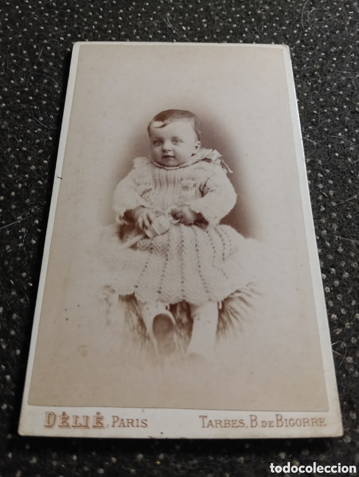 Fotograf&iacute;a antigua: 1865-1910 Fotograf&iacute;a Victoriana en cart&oacute;n de un ni&ntilde;o o una ni&ntilde;a mide 11 x 6,5 aprox.