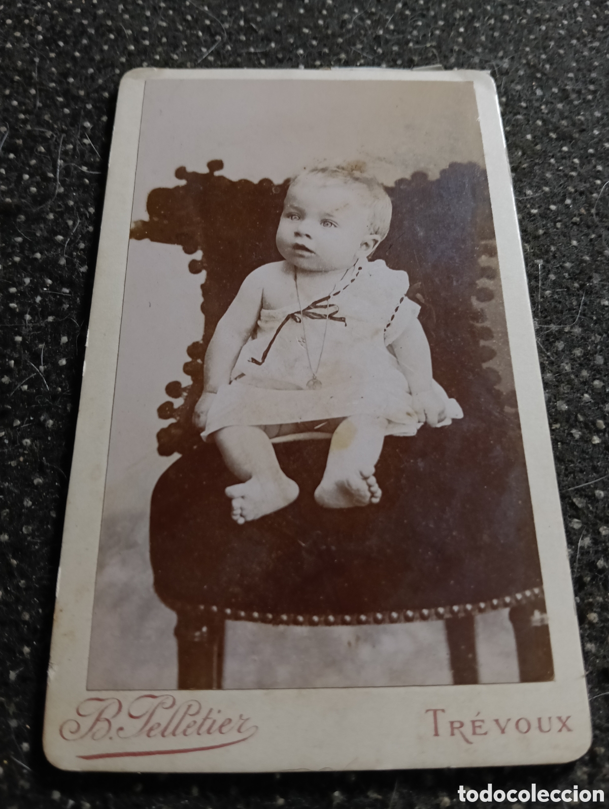 Fotograf&iacute;a antigua: 1865-1910 Fotograf&iacute;a Victoriana en cart&oacute;n de un ni&ntilde;o o una ni&ntilde;a mide 11 x 6,5 aprox.