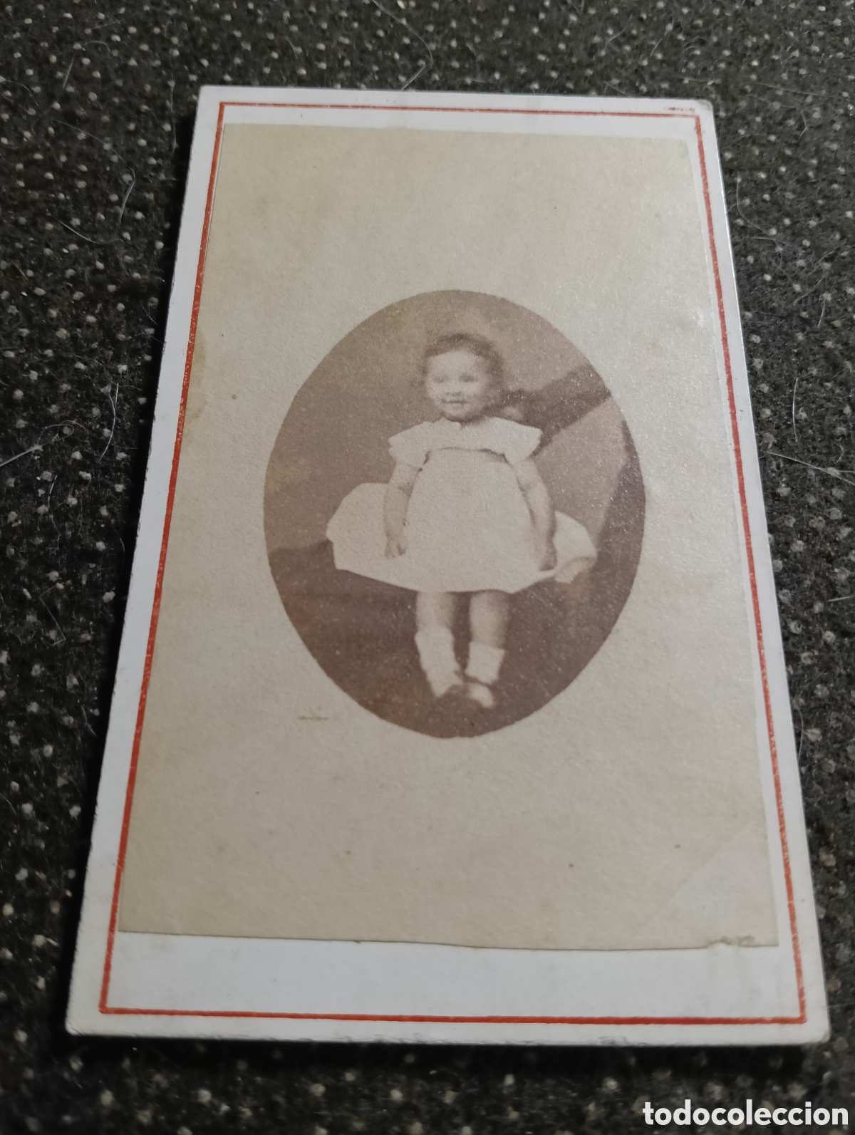 Fotograf&iacute;a antigua: 1865-1910 Fotograf&iacute;a Victoriana en cart&oacute;n de un ni&ntilde;o o una ni&ntilde;a mide 11 x 6,5 aprox.