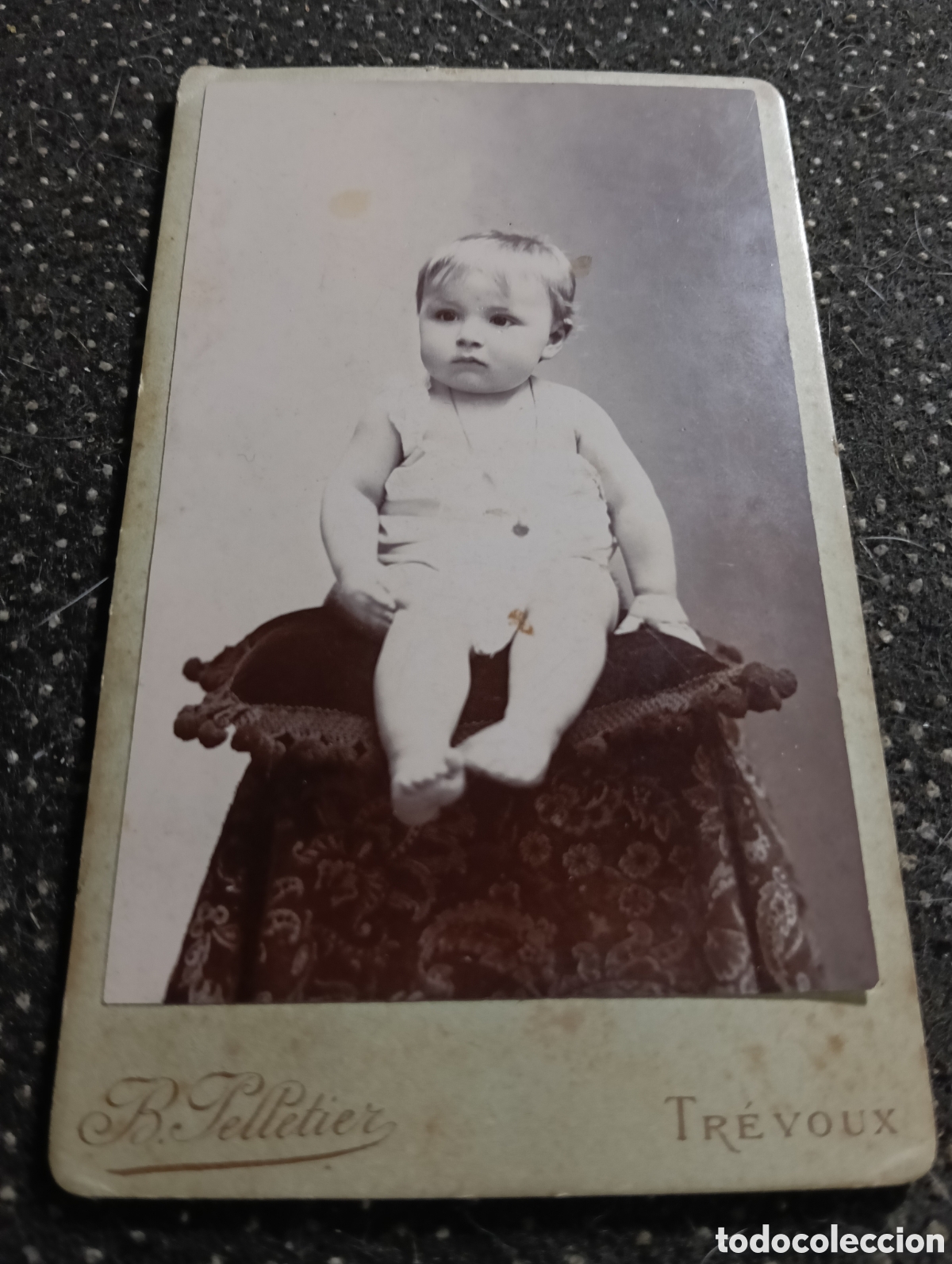Fotograf&iacute;a antigua: 1865-1910 Fotograf&iacute;a Victoriana en cart&oacute;n de un ni&ntilde;o o una ni&ntilde;a mide 11 x 6,5 aprox.