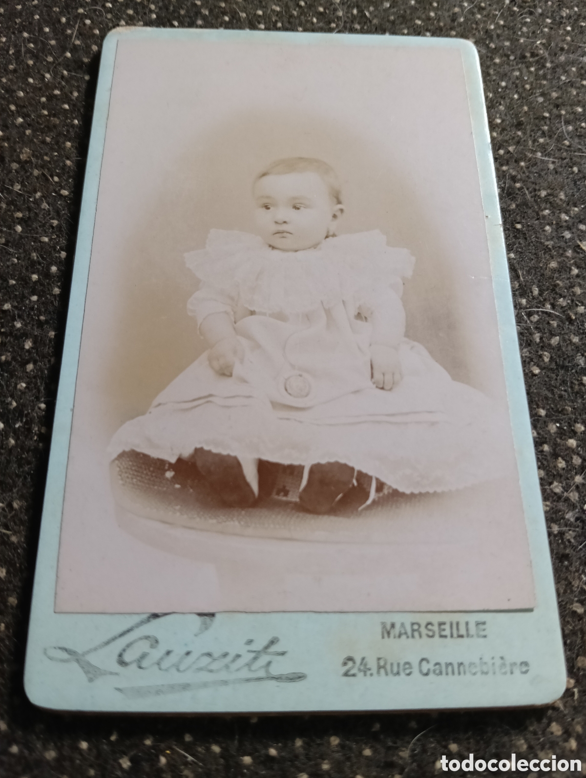 Fotograf&iacute;a antigua: 1865-1910 Fotograf&iacute;a Victoriana en cart&oacute;n de un ni&ntilde;o o una ni&ntilde;a mide 11 x 6,5 aprox.