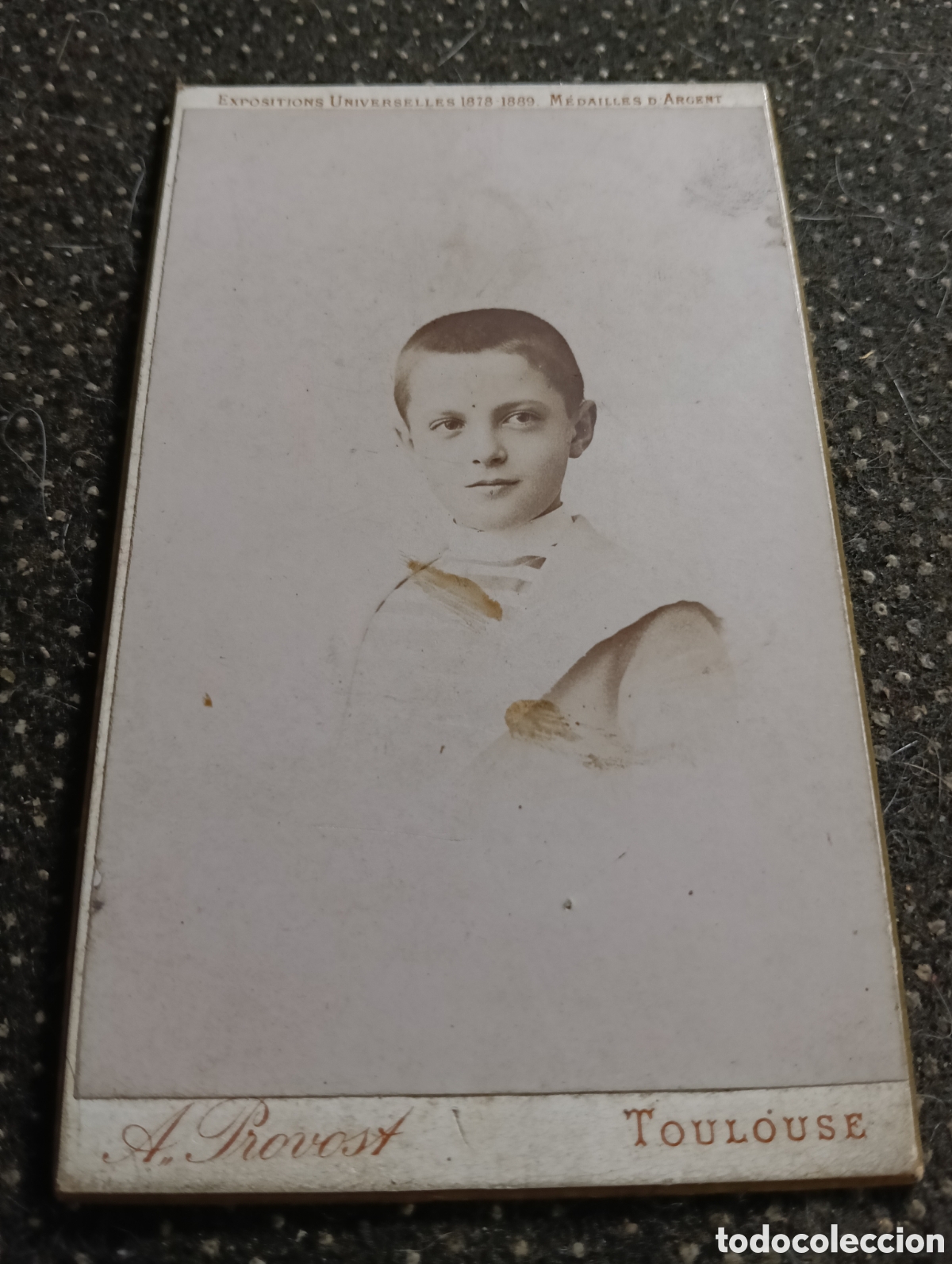 Fotograf&iacute;a antigua: 1865-1910 Fotograf&iacute;a Victoriana en cart&oacute;n de un ni&ntilde;o o una ni&ntilde;a mide 11 x 6,5 aprox.
