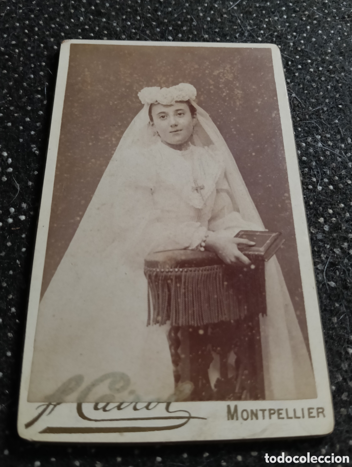 Fotograf&iacute;a antigua: 1865-1910 Fotograf&iacute;a Victoriana en cart&oacute;n de un ni&ntilde;o o una ni&ntilde;a mide 11 x 6,5 aprox.