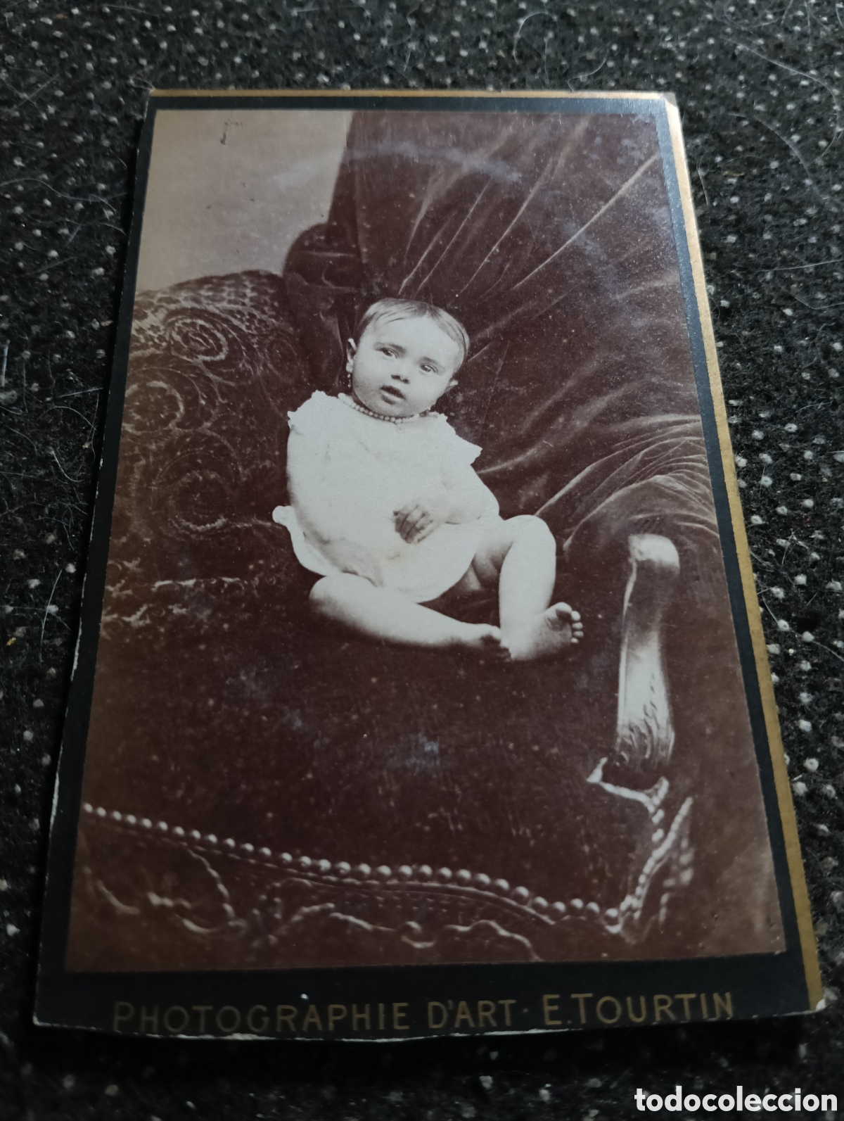 Fotograf&iacute;a antigua: 1865-1910 Fotograf&iacute;a Victoriana en cart&oacute;n de un ni&ntilde;o o una ni&ntilde;a mide 11 x 6,5 aprox.