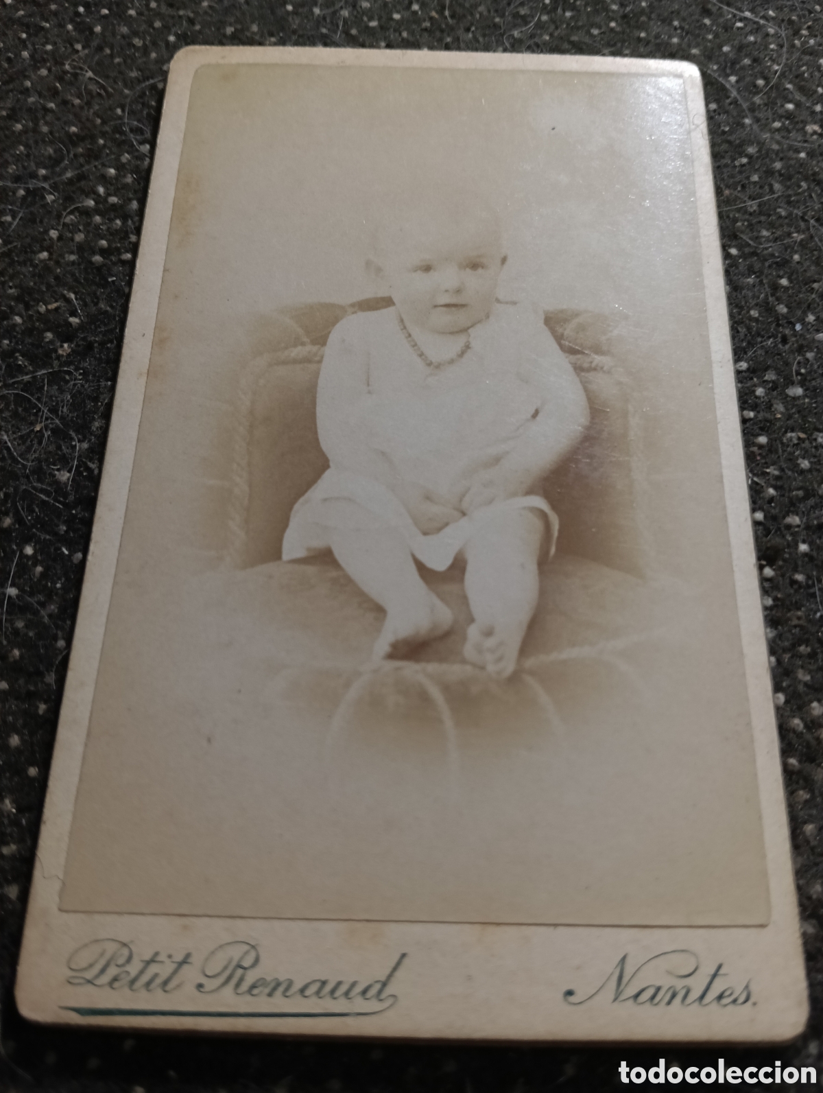 Fotograf&iacute;a antigua: 1865-1910 Fotograf&iacute;a Victoriana en cart&oacute;n de un ni&ntilde;o o una ni&ntilde;a mide 11 x 6,5 aprox.