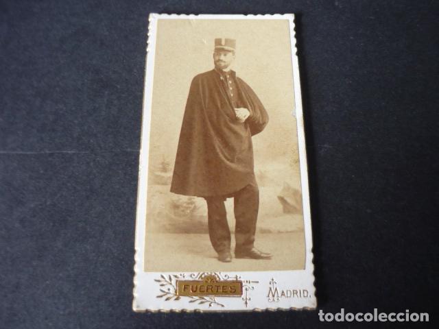 Fotografia antiga: MADRID FUERTES FOTOGRAFO RETRATO DE SOLDADO CON CAPA ANTIGUA FOTOGRAFIA 4 X 8 CM