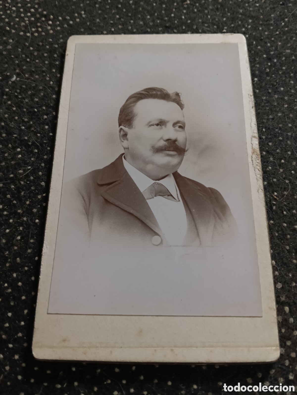 Fotograf&iacute;a antigua: 1865-1910 Fotograf&iacute;a Victoriana en cart&oacute;n de un se&ntilde;or de la &eacute;poca mide 11 x 6,5 aprox.