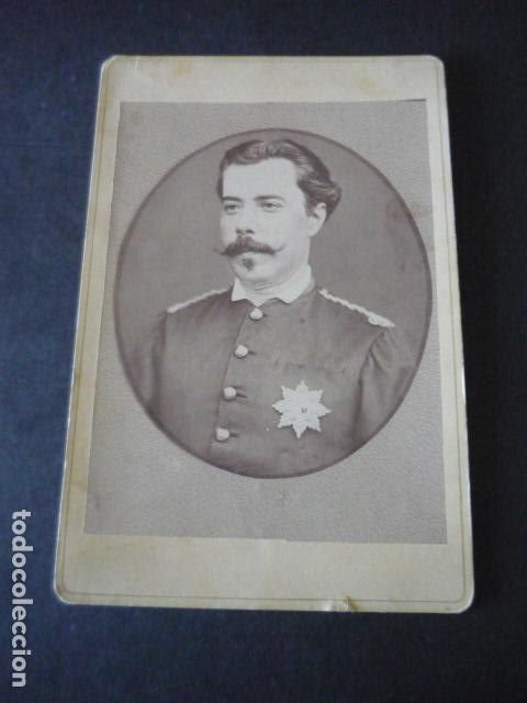 Fotografia antica: RETRATO DE MILITAR CONDECORADO G. PUIG 1875 SANCTI SPIRITUS CUBA 11 X 16 CM