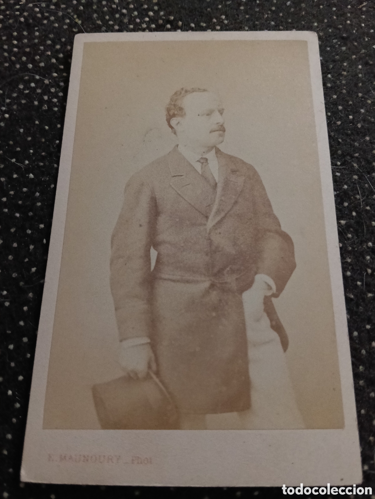 Fotograf&iacute;a antigua: 1865-1910 Fotograf&iacute;a Victoriana en cart&oacute;n de un se&ntilde;or de la &eacute;poca mide 11 x 6,5 aprox.