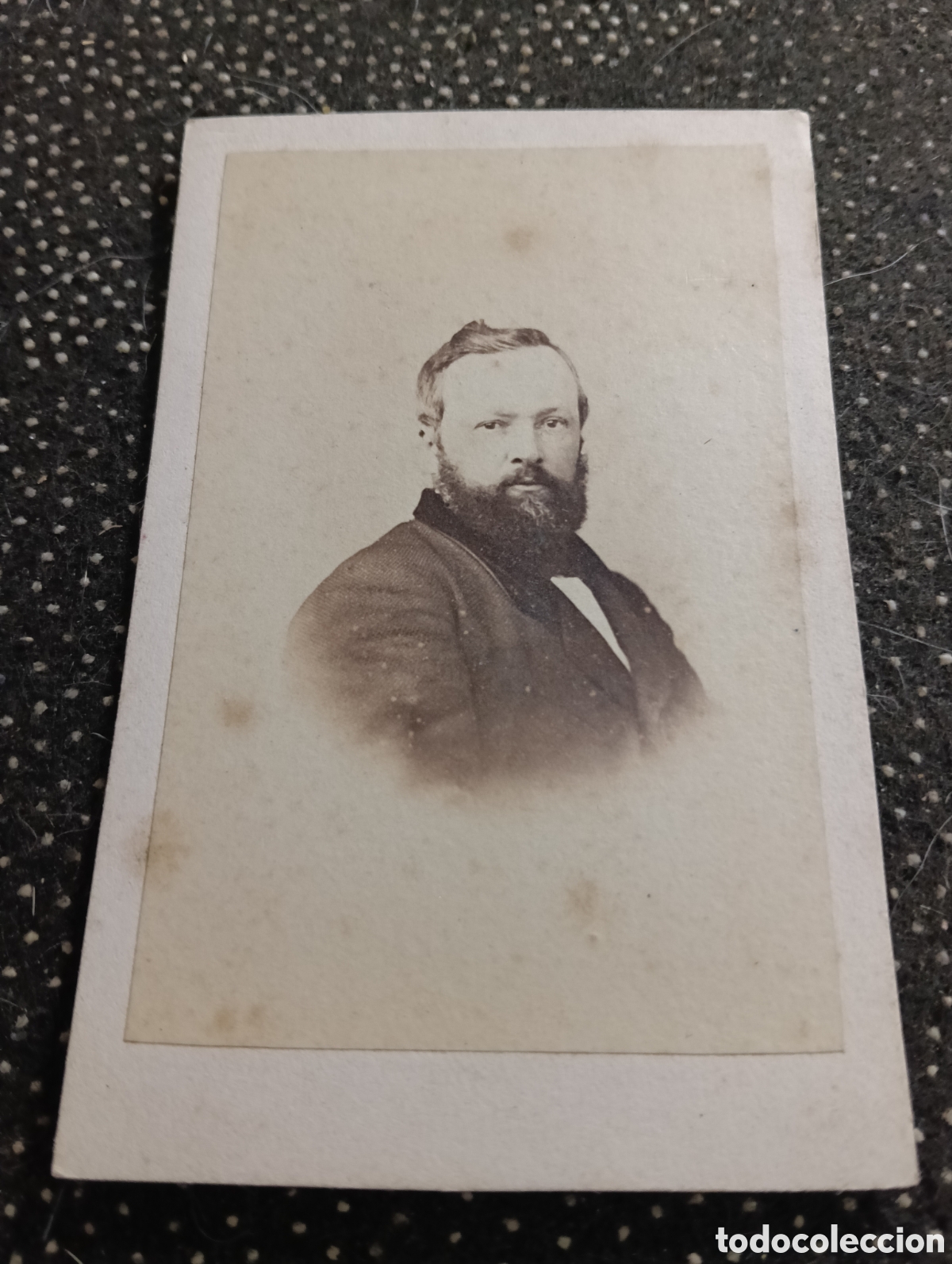 Fotograf&iacute;a antigua: 1865-1910 Fotograf&iacute;a Victoriana en cart&oacute;n de un se&ntilde;or de la &eacute;poca mide 11 x 6,5 aprox.