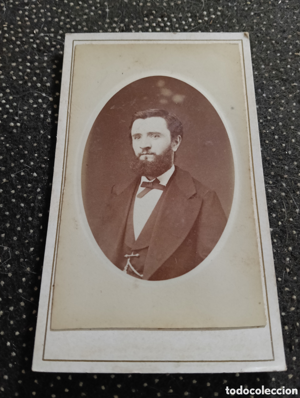 Fotograf&iacute;a antigua: 1865-1910 Fotograf&iacute;a Victoriana en cart&oacute;n de un se&ntilde;or de la &eacute;poca mide 11 x 6,5 aprox.