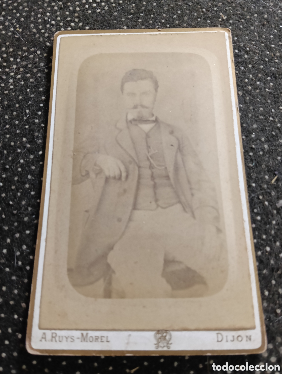 Fotograf&iacute;a antigua: 1865-1910 Fotograf&iacute;a Victoriana en cart&oacute;n de un se&ntilde;or de la &eacute;poca mide 11 x 6,5 aprox.