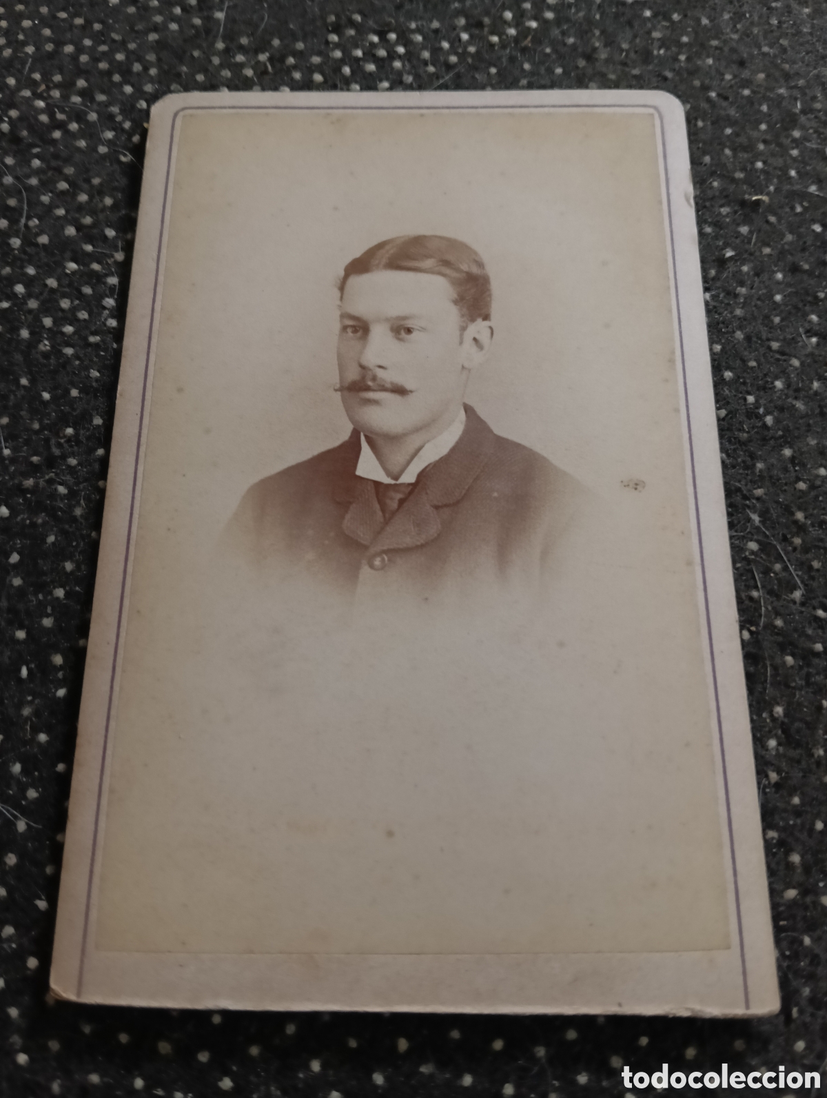 Fotograf&iacute;a antigua: 1865-1910 Fotograf&iacute;a Victoriana en cart&oacute;n de un se&ntilde;or de la &eacute;poca mide 11 x 6,5 aprox.