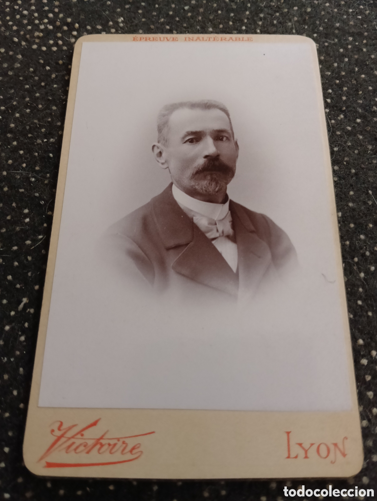 Fotograf&iacute;a antigua: 1865-1910 Fotograf&iacute;a Victoriana en cart&oacute;n de un se&ntilde;or de la &eacute;poca mide 11 x 6,5 aprox.