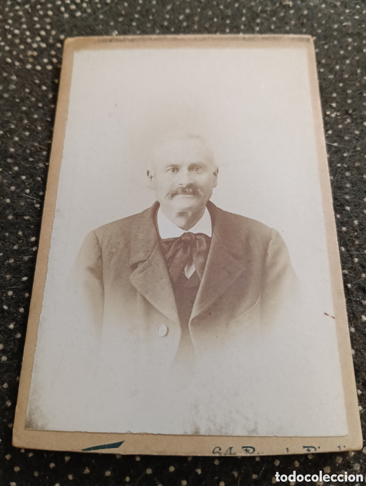 Fotograf&iacute;a antigua: 1865-1910 Fotograf&iacute;a Victoriana en cart&oacute;n de un se&ntilde;or de la &eacute;poca mide 11 x 6,5 aprox.