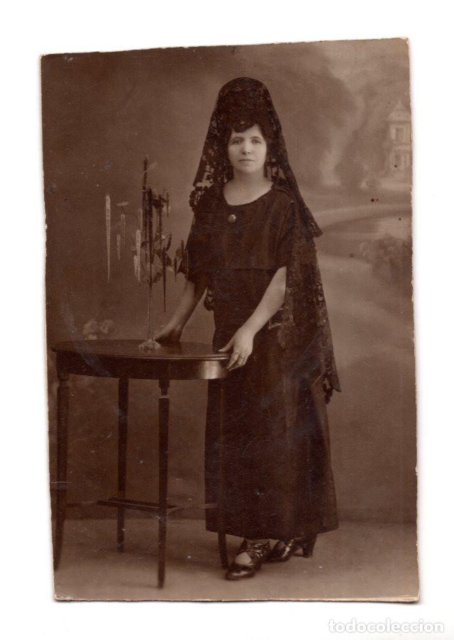 Fotografia antica: MUJER POSANDO CON VESTIMENTA TRADICIONAL, RETRATO DE ESTUDIO DE PRINCIPIOS DEL SIGLO XX. 9X13,5.