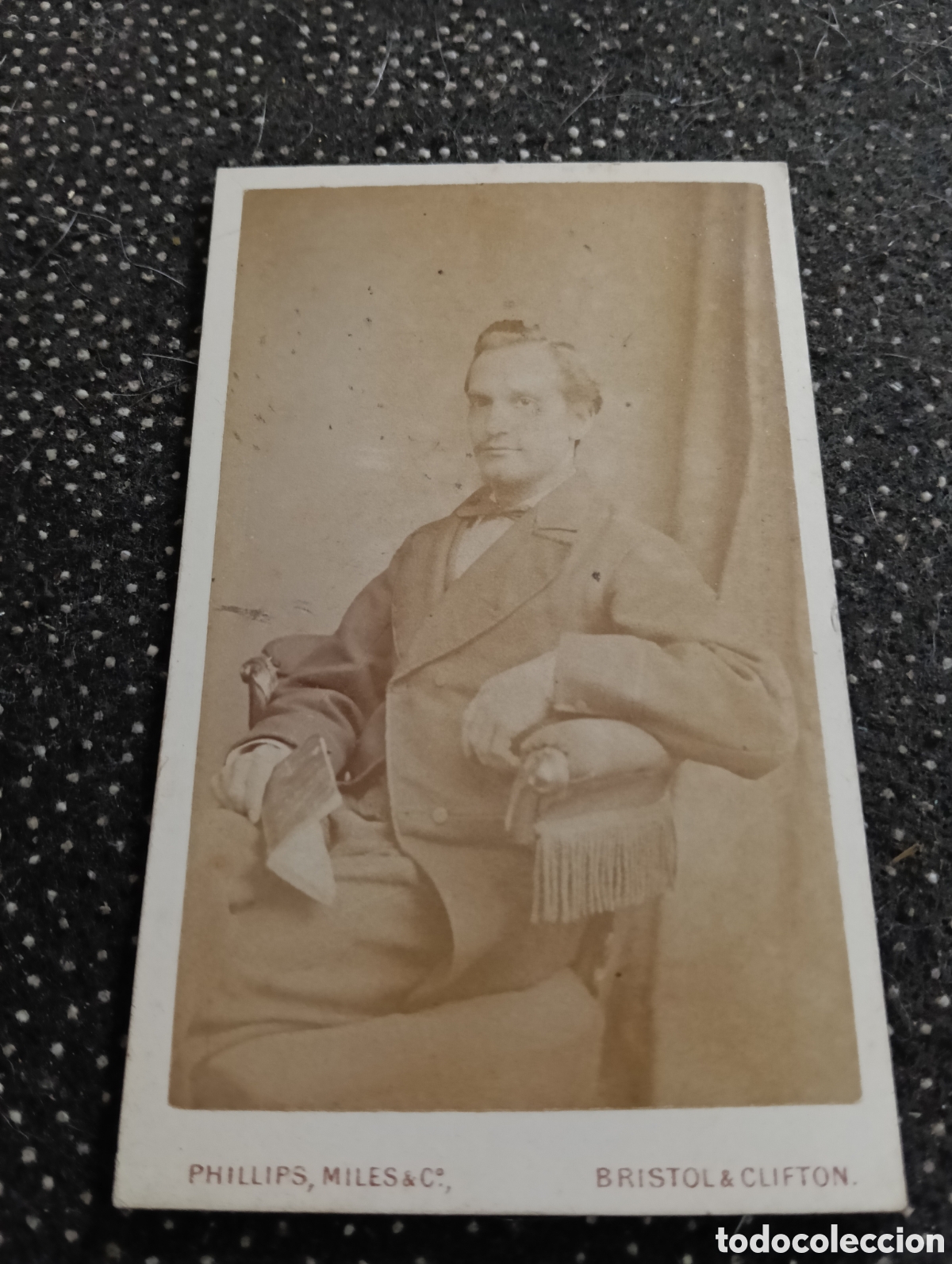 Fotograf&iacute;a antigua: 1865-1910 Fotograf&iacute;a Victoriana en cart&oacute;n de un se&ntilde;or de la &eacute;poca mide 11 x 6,5 aprox.