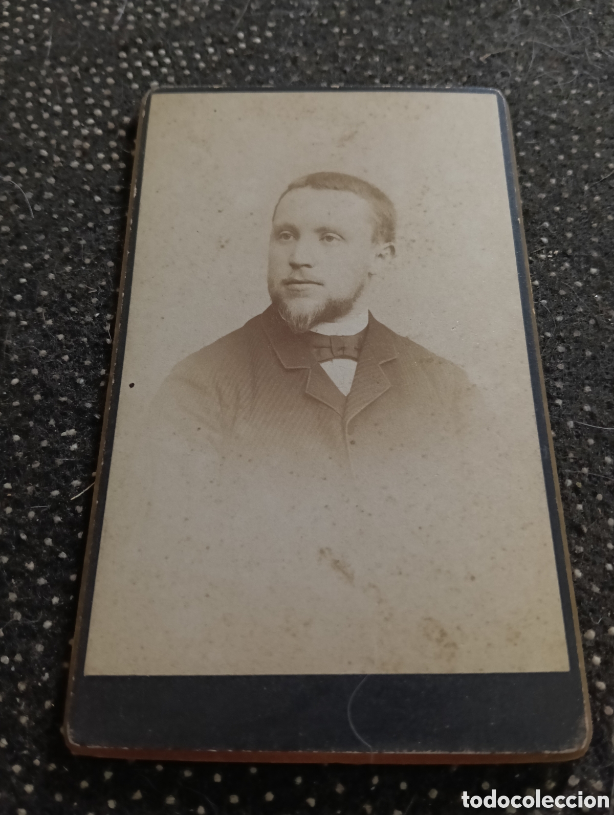 Fotograf&iacute;a antigua: 1865-1910 Fotograf&iacute;a Victoriana en cart&oacute;n de un se&ntilde;or de la &eacute;poca mide 11 x 6,5 aprox.
