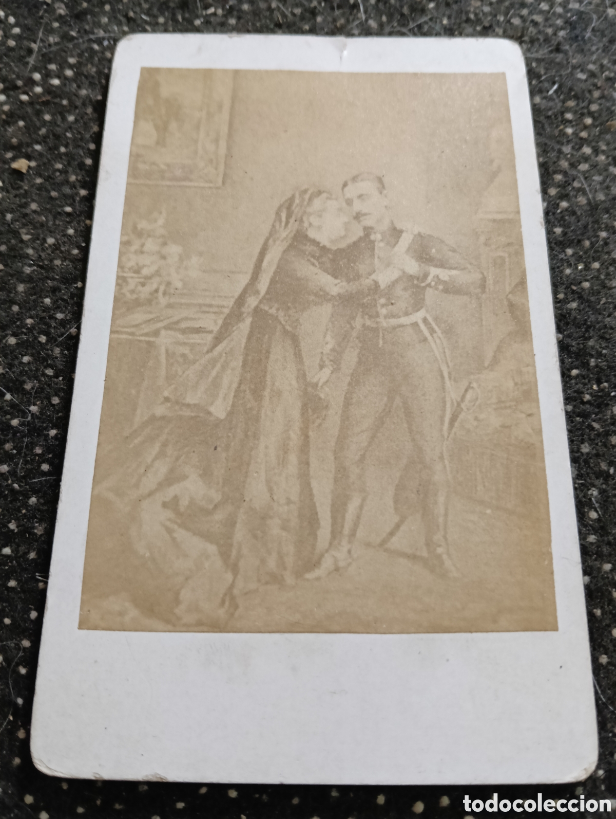 Fotograf&iacute;a antigua: 1865-1910 Fotograf&iacute;a Victoriana en cart&oacute;n de un militar y su se&ntilde;ora bailando de la &eacute;poca mide 11 x 6