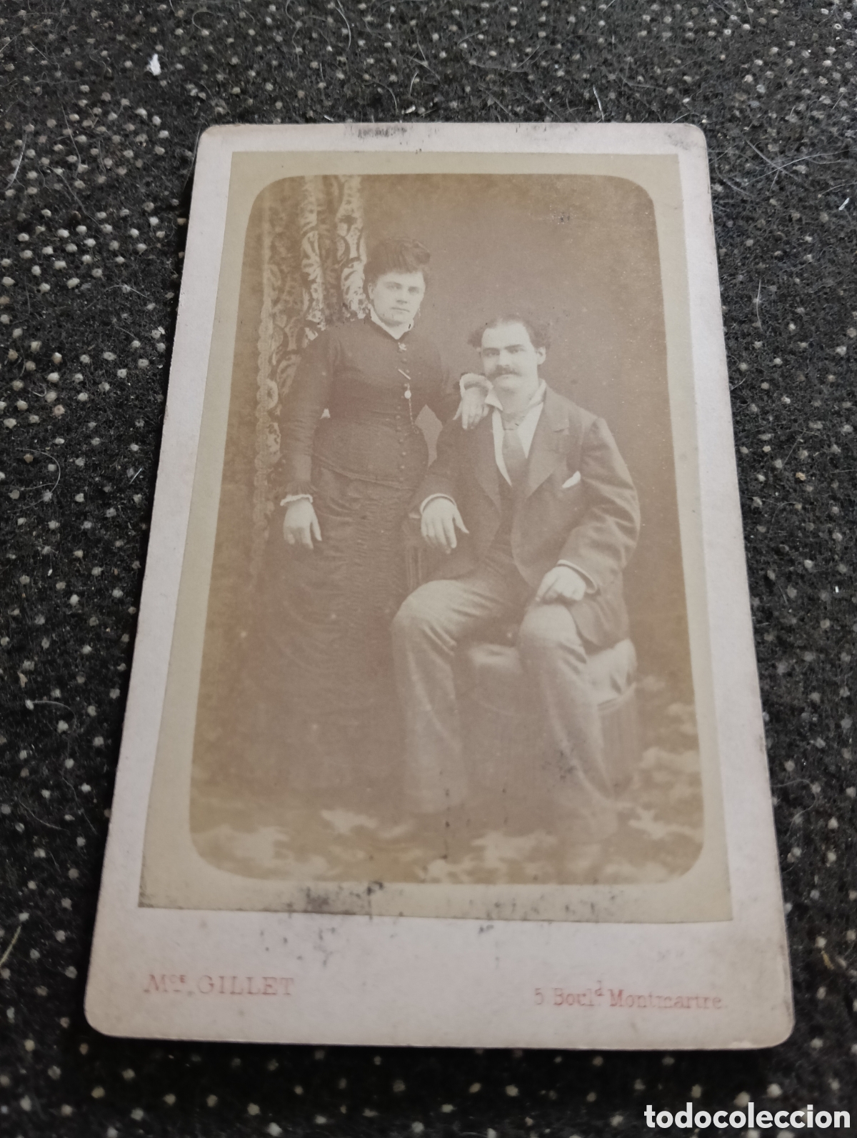 Fotograf&iacute;a antigua: 1865-1910 Fotograf&iacute;a Victoriana en cart&oacute;n de un matrimonio de la &eacute;poca mide 11 x 6,5 aprox.