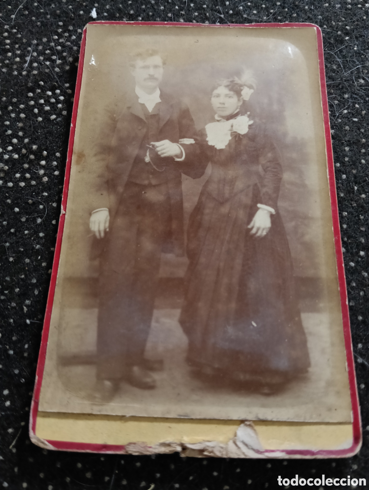 Fotograf&iacute;a antigua: 1865-1910 Fotograf&iacute;a Victoriana en cart&oacute;n de un matrimonio de la &eacute;poca mide 11 x 6,5 aprox.