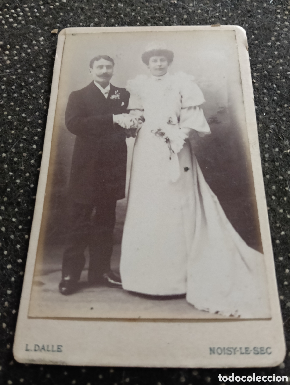 Fotograf&iacute;a antigua: 1865-1910 Fotograf&iacute;a Victoriana en cart&oacute;n de un matrimonio de la &eacute;poca mide 11 x 6,5 aprox.