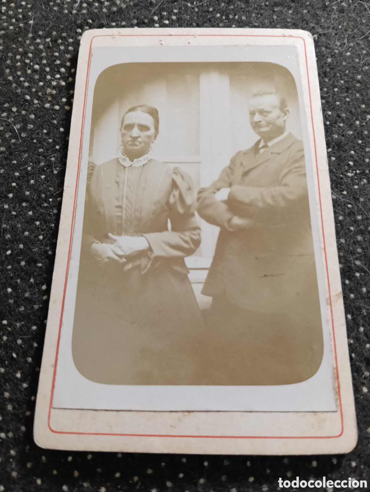 Fotograf&iacute;a antigua: 1865-1910 Fotograf&iacute;a Victoriana en cart&oacute;n de un matrimonio de la &eacute;poca mide 11 x 6,5 aprox.