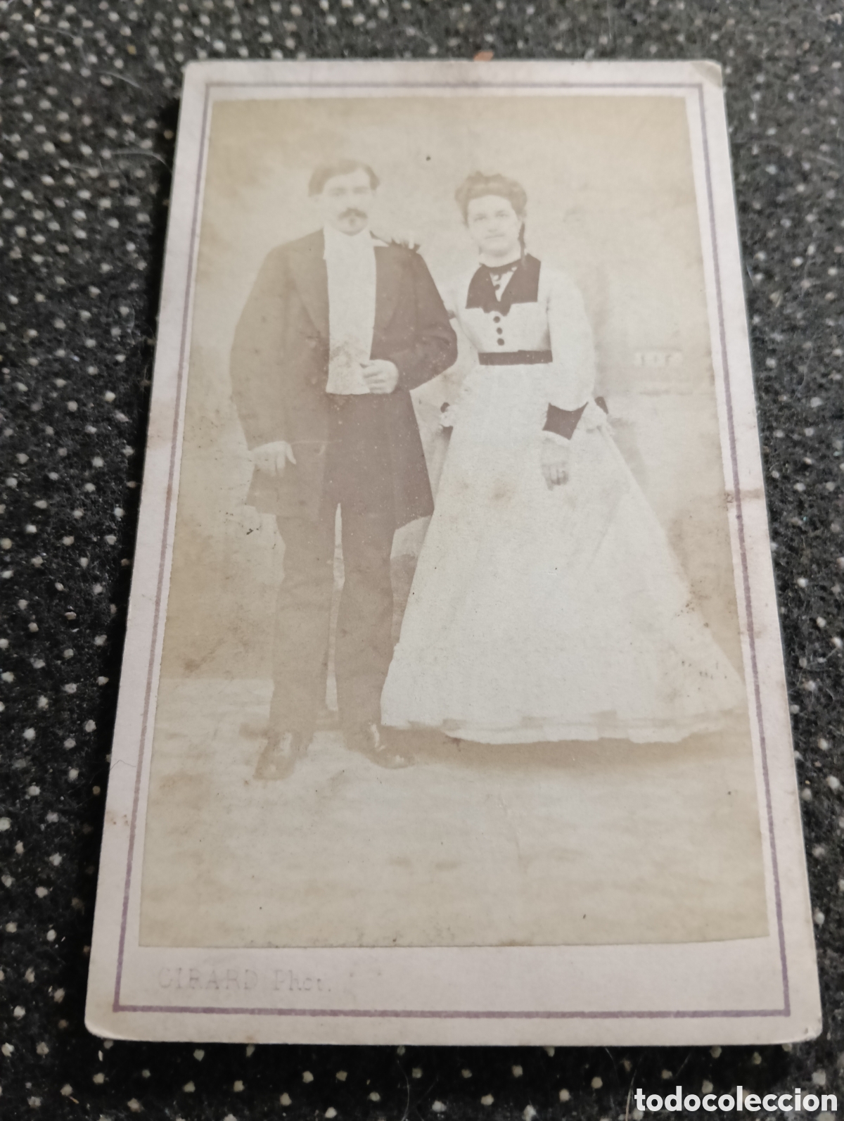 Fotograf&iacute;a antigua: 1865-1910 Fotograf&iacute;a Victoriana en cart&oacute;n de un matrimonio de la &eacute;poca mide 11 x 6,5 aprox.
