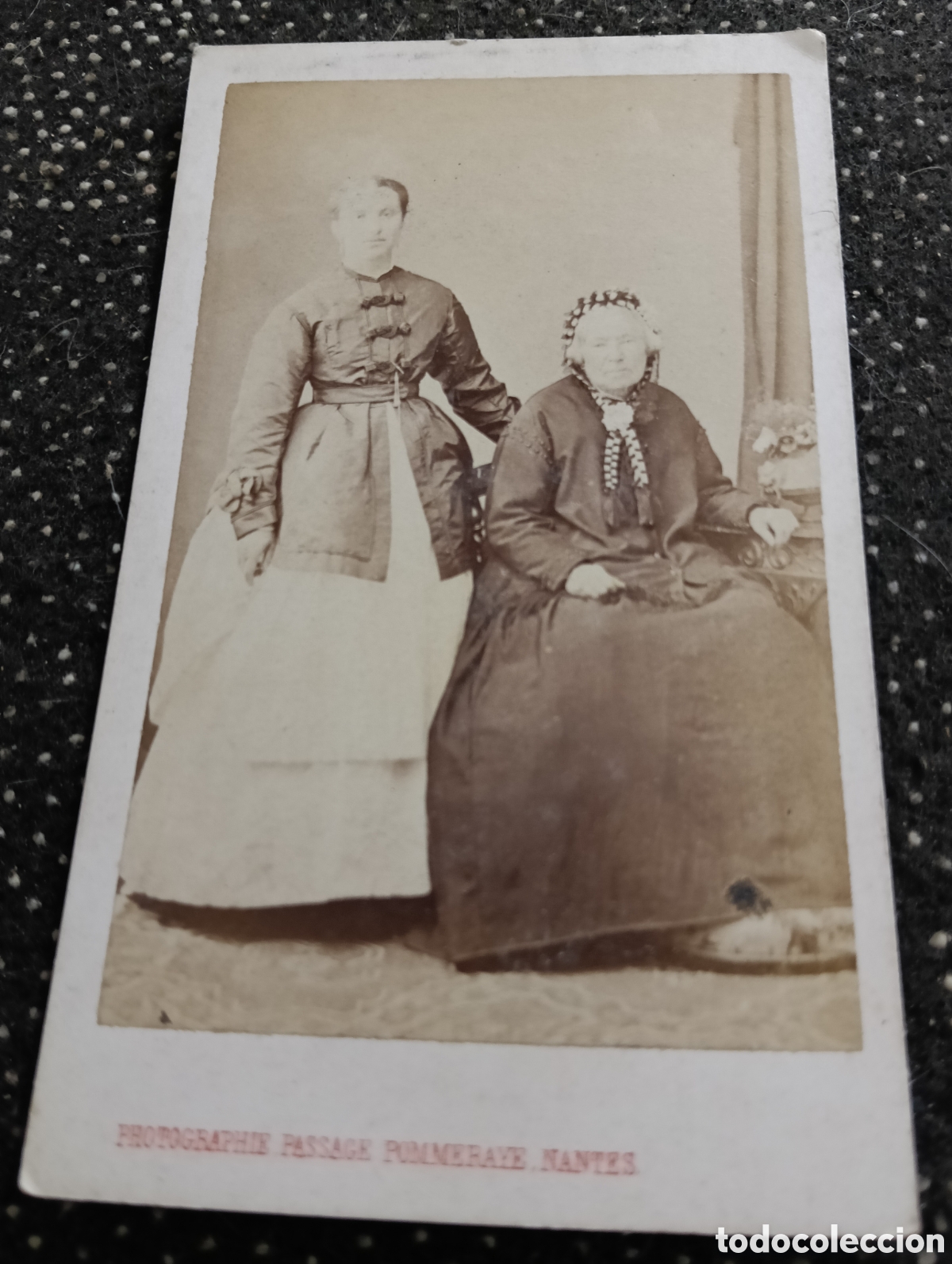 Fotograf&iacute;a antigua: 1865-1910 Fotograf&iacute;a Victoriana en cart&oacute;n de una madre con su hija de la &eacute;poca mide 11 x 6,5 aprox.
