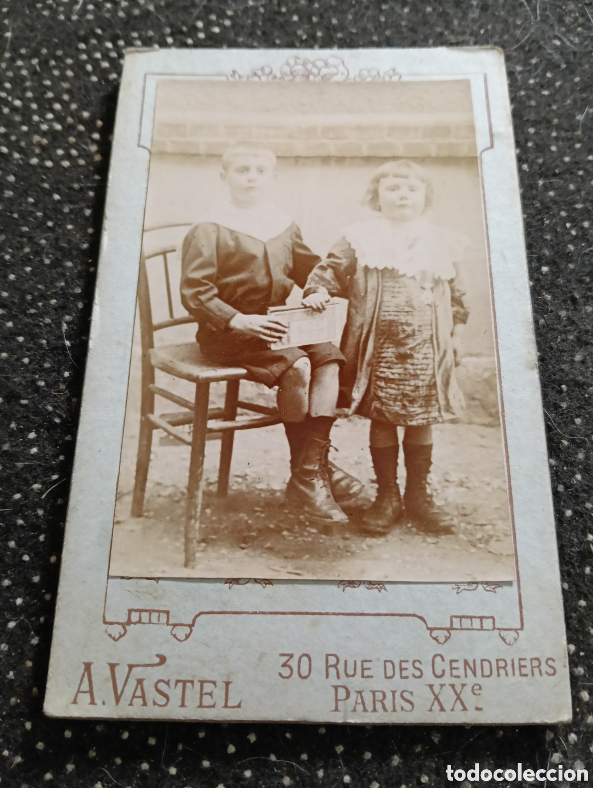 Fotograf&iacute;a antigua: 1865-1910 Fotograf&iacute;a Victoriana en cart&oacute;n de Dos hermanos de la &eacute;poca mide 11 x 6,5 aprox.