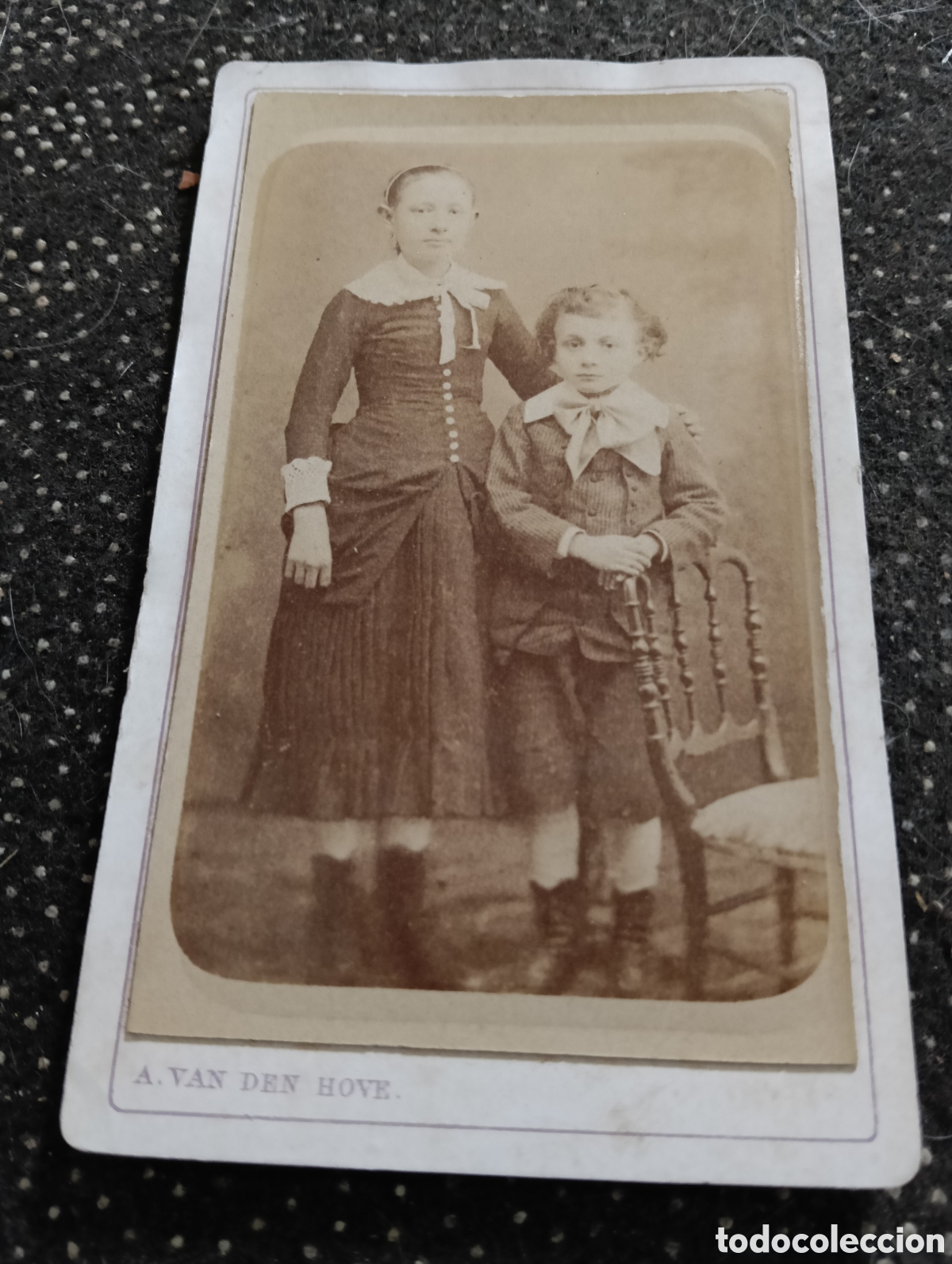 Fotograf&iacute;a antigua: 1865-1910 Fotograf&iacute;a Victoriana en cart&oacute;n de Dos hermanos de la &eacute;poca mide 11 x 6,5 aprox.