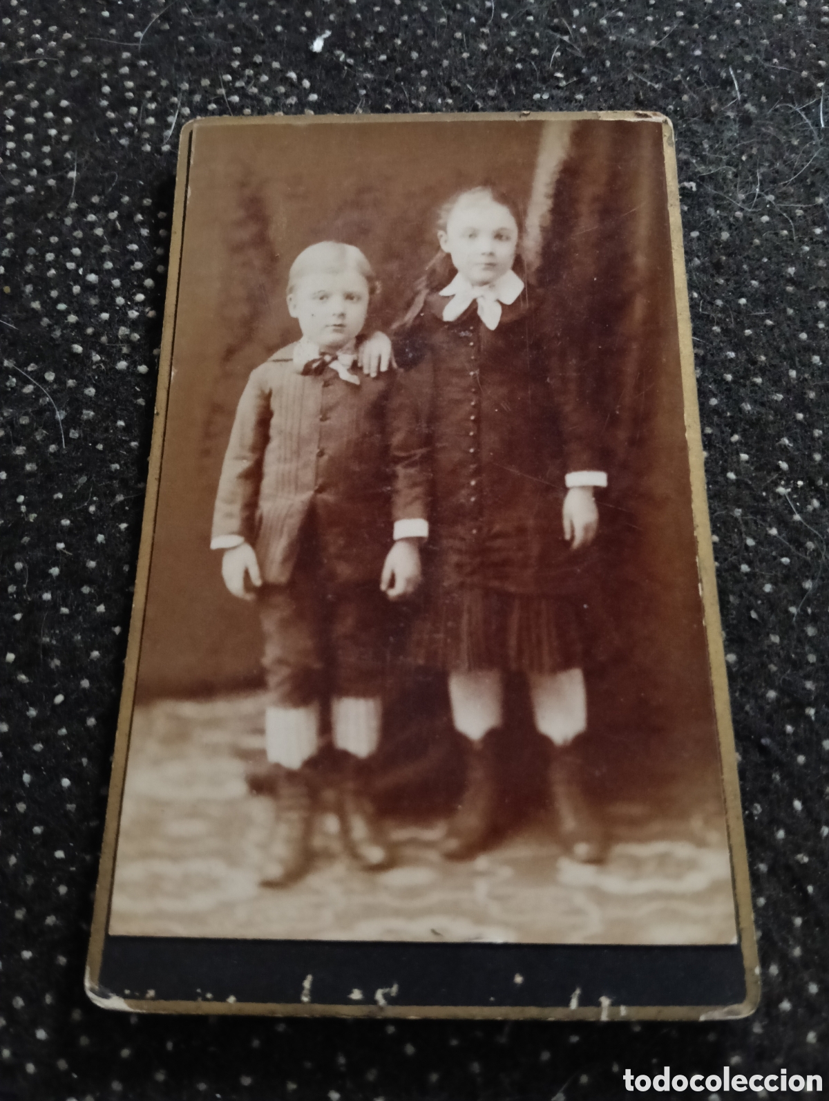 Fotograf&iacute;a antigua: 1865-1910 Fotograf&iacute;a Victoriana en cart&oacute;n de Dos hermanos de la &eacute;poca mide 11 x 6,5 aprox.