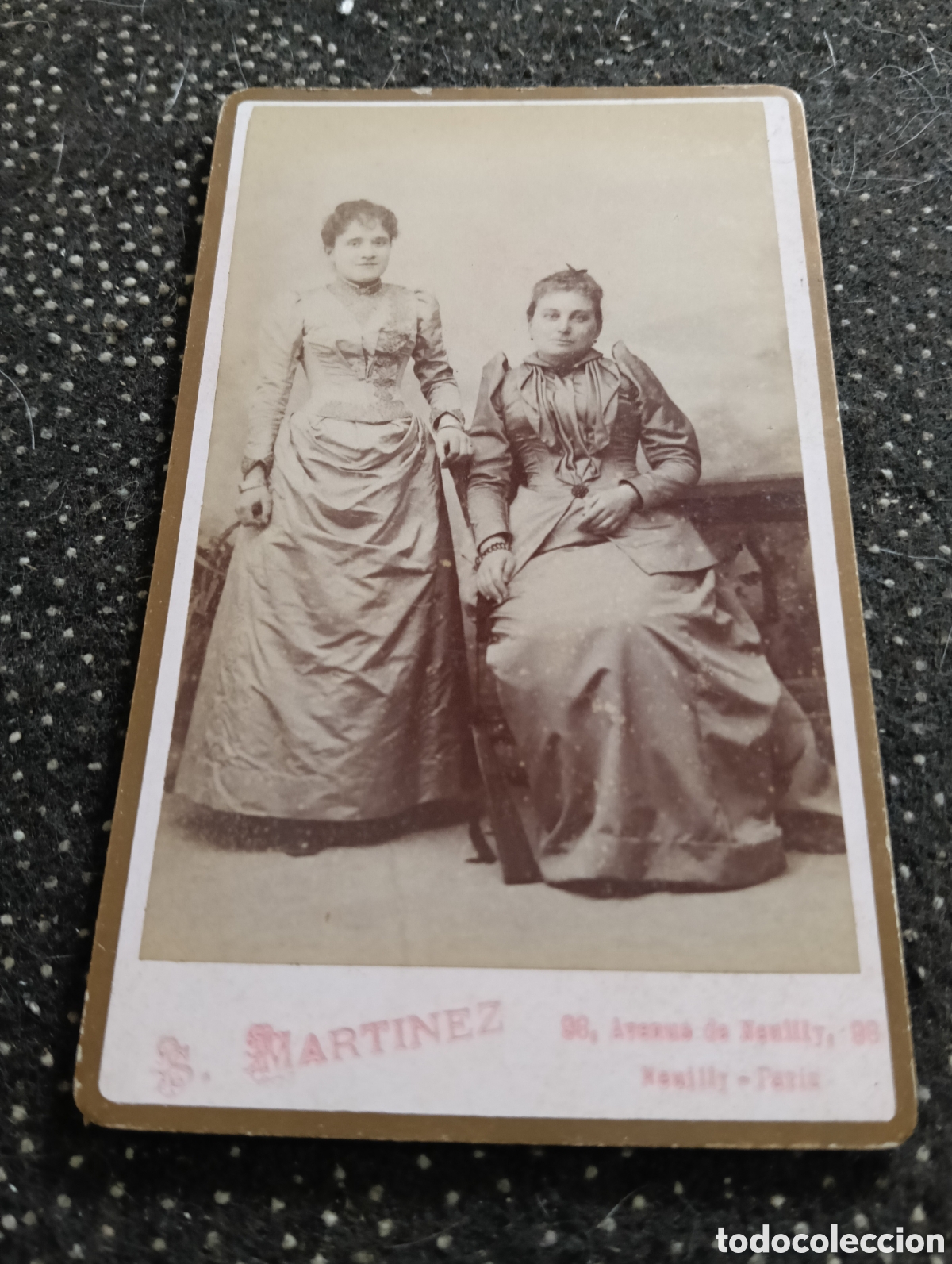 Fotograf&iacute;a antigua: 1865-1910 Fotograf&iacute;a Victoriana en cart&oacute;n de Dos hermanos de la &eacute;poca mide 11 x 6,5 aprox.
