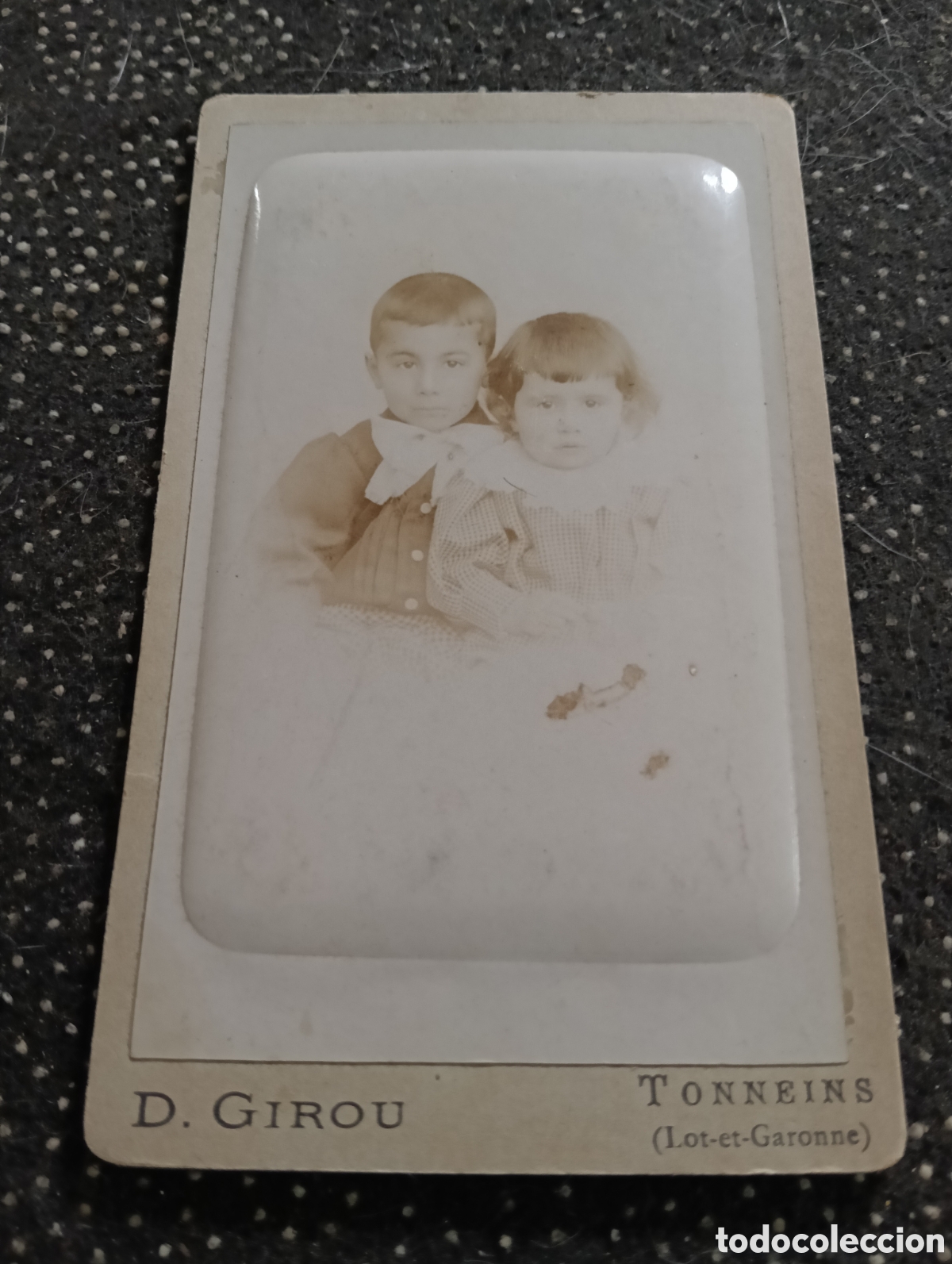 Fotograf&iacute;a antigua: 1865-1910 Fotograf&iacute;a Victoriana en cart&oacute;n de Dos hermanos de la &eacute;poca mide 11 x 6,5 aprox.