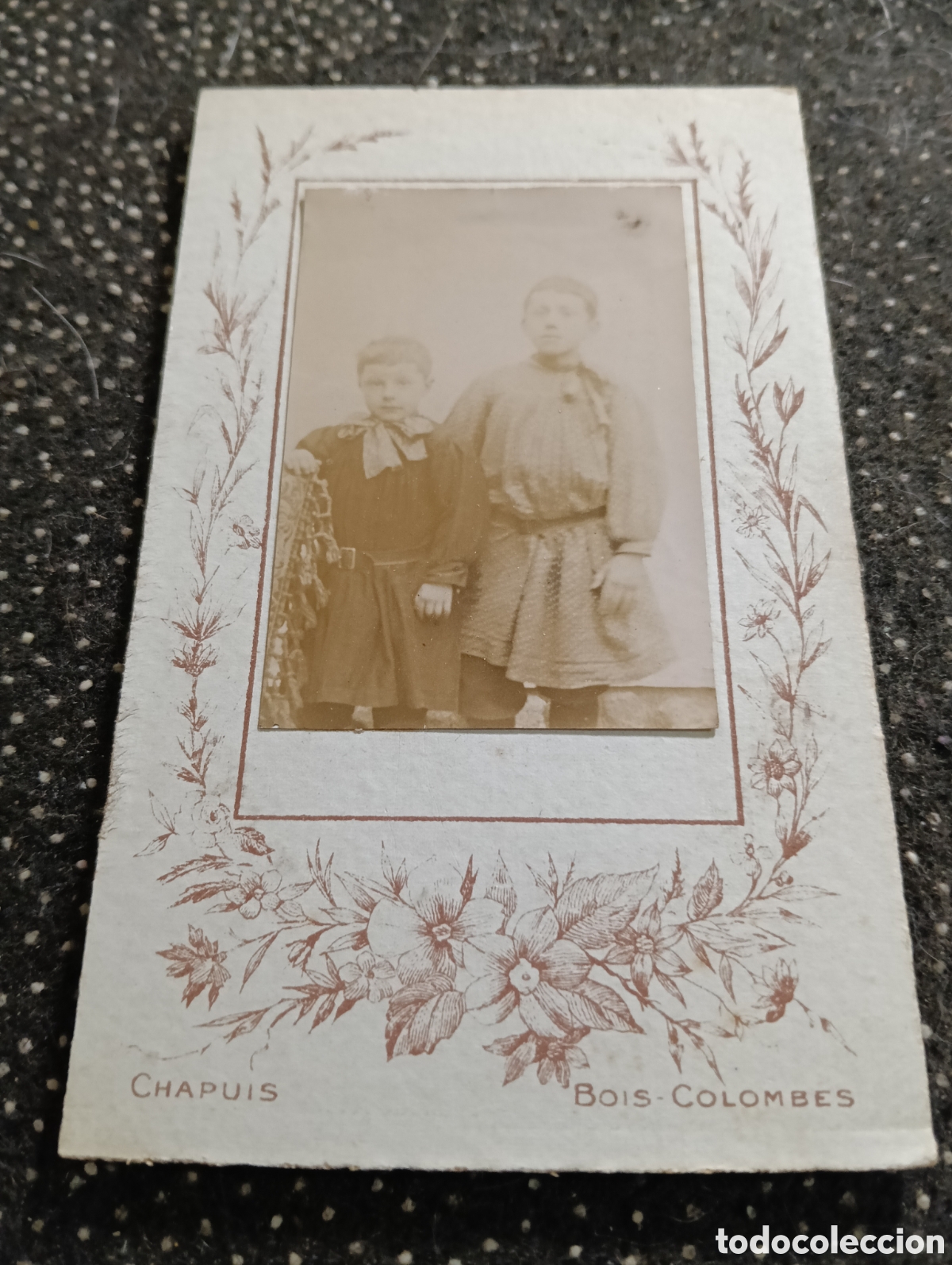 Fotograf&iacute;a antigua: 1865-1910 Fotograf&iacute;a Victoriana en cart&oacute;n de Dos hermanos de la &eacute;poca mide 11 x 6,5 aprox.