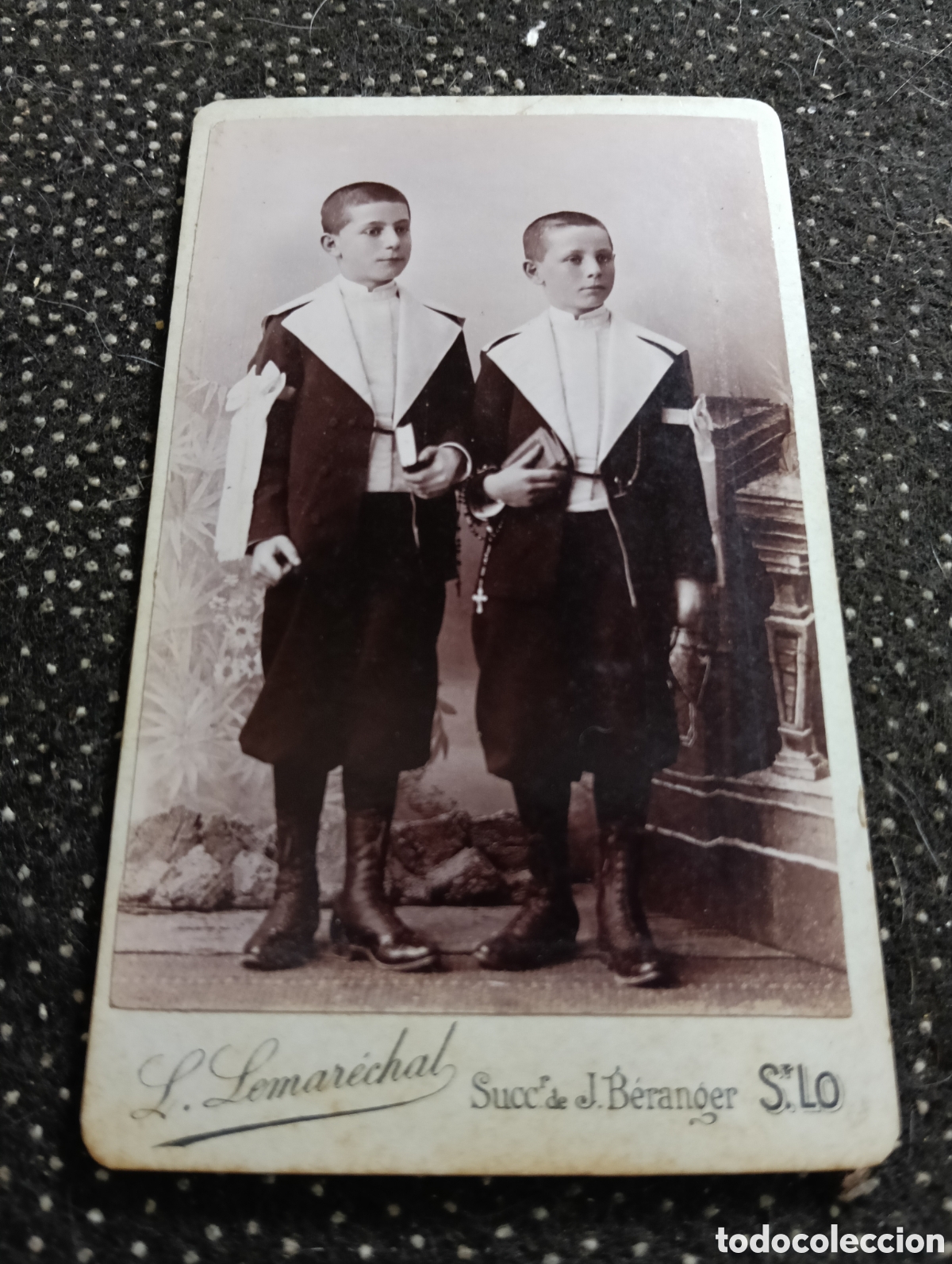 Fotograf&iacute;a antigua: 1865-1910 Fotograf&iacute;a Victoriana en cart&oacute;n de Dos hermanos de la &eacute;poca mide 11 x 6,5 aprox.