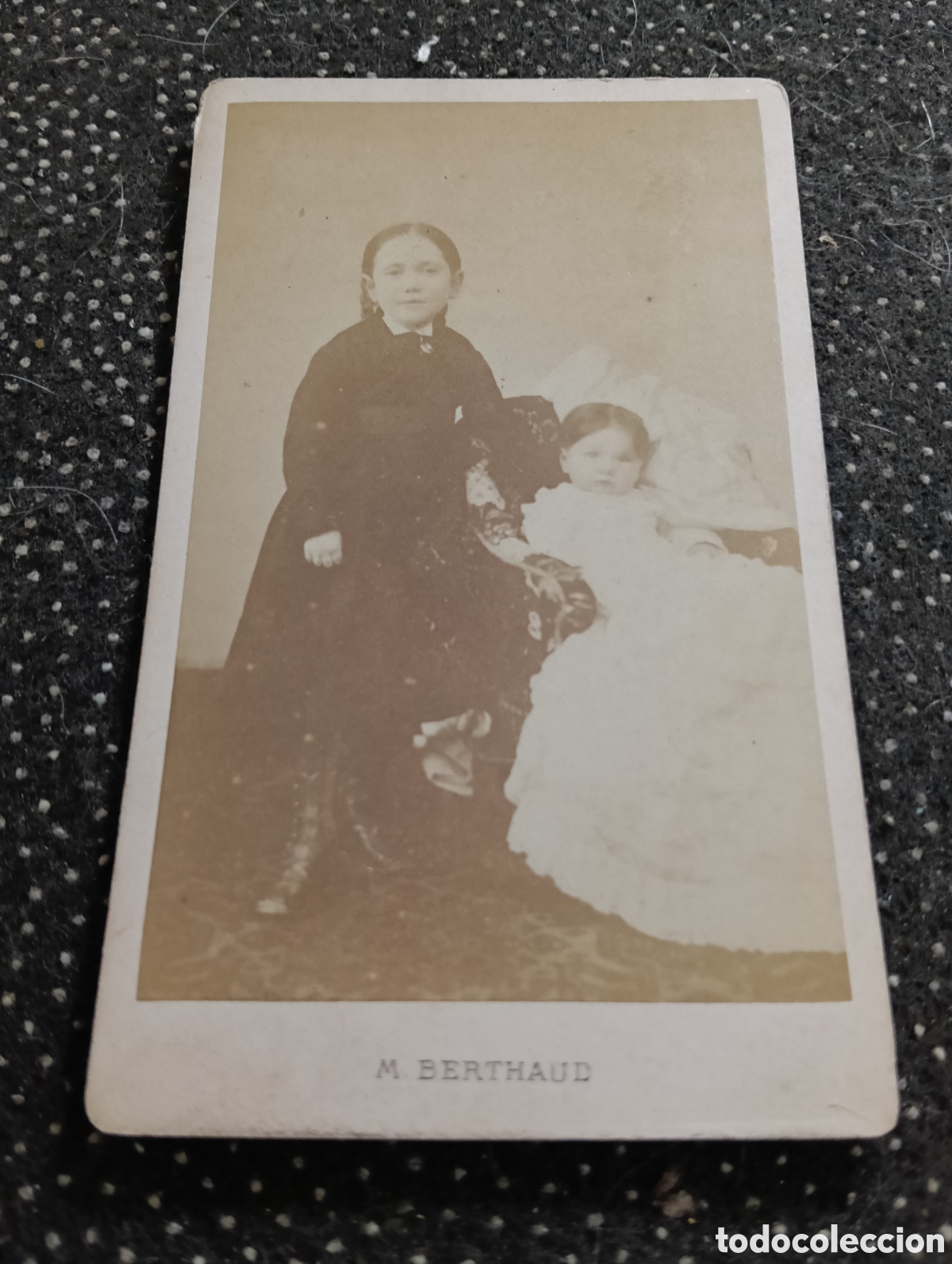 Fotograf&iacute;a antigua: 1865-1910 Fotograf&iacute;a Victoriana en cart&oacute;n de Dos hermanos de la &eacute;poca mide 11 x 6,5 aprox.