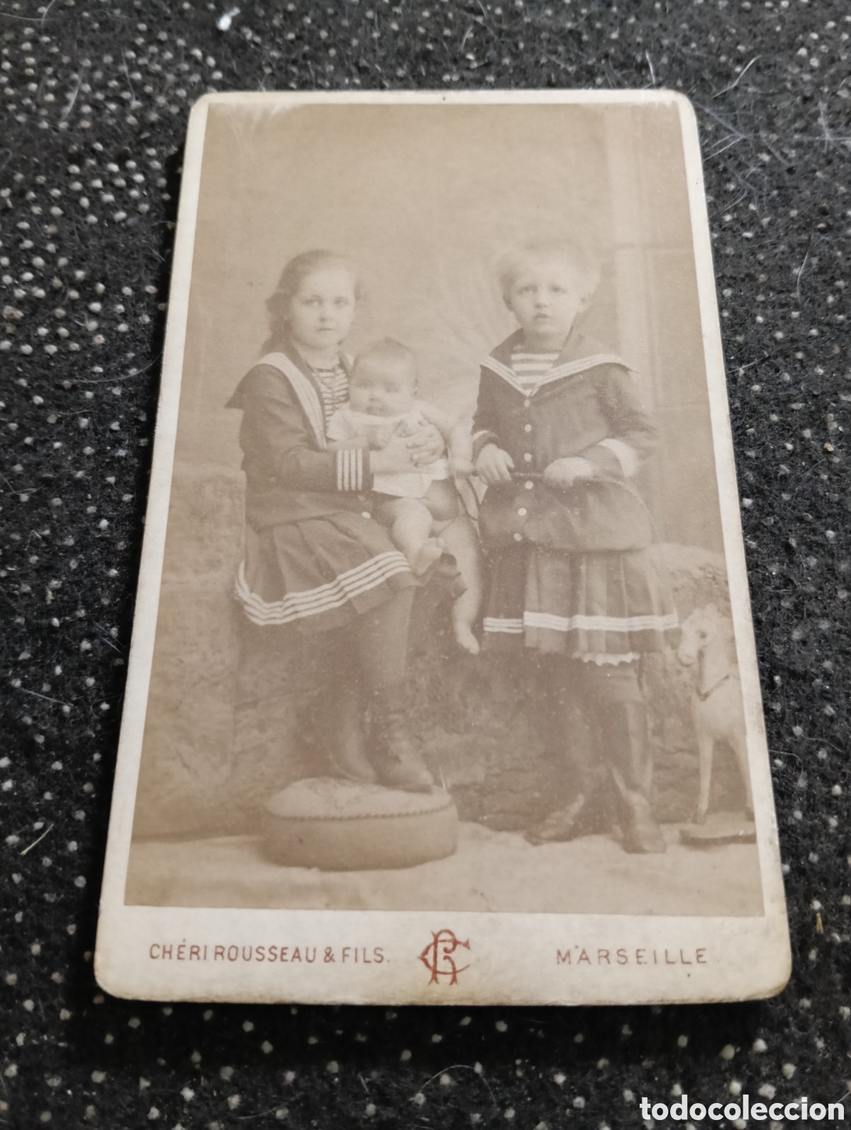 Fotograf&iacute;a antigua: 1865-1910 Fotograf&iacute;a Victoriana en cart&oacute;n de Dos hermanos de la &eacute;poca mide 11 x 6,5 aprox.