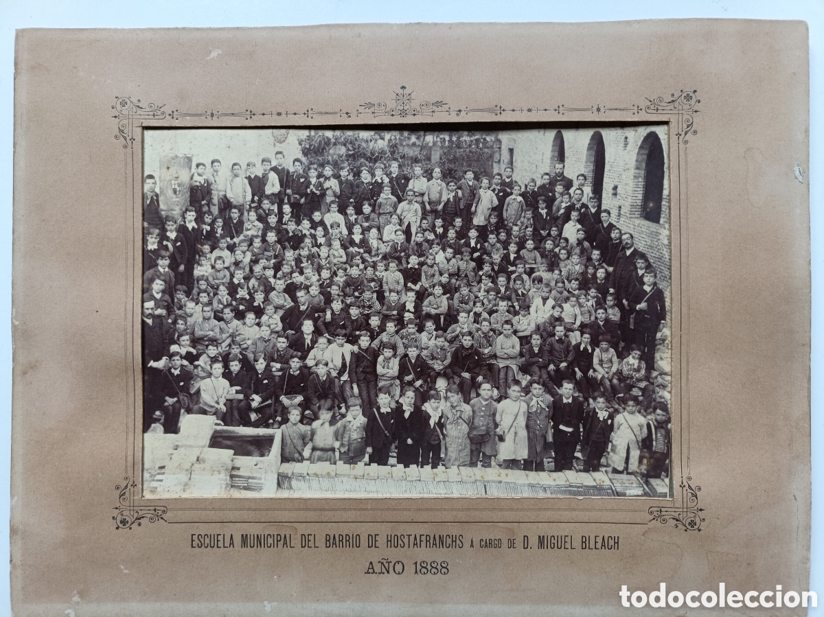 Fotograf&iacute;a antigua: Escuela Municipal del Barrio de Hostafrancs a cargo de D. Miguel Bleach a&ntilde;o 1888