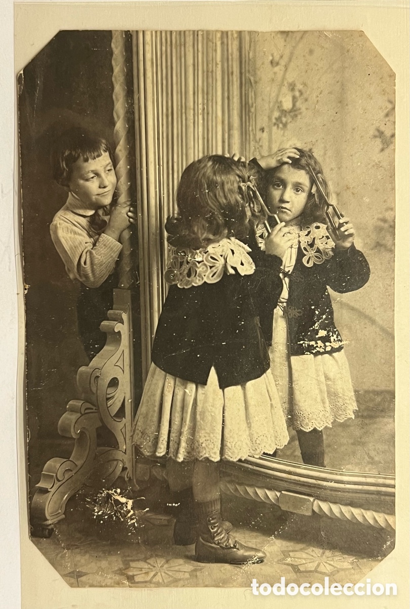 Fotograf&iacute;a antigua: NI&Ntilde;A PEIN&Aacute;NDOSE TIRABUZONES.. ALBUMINA ANTIGUA (h.1890?) Med&iacute;das: 15 x 10 cm